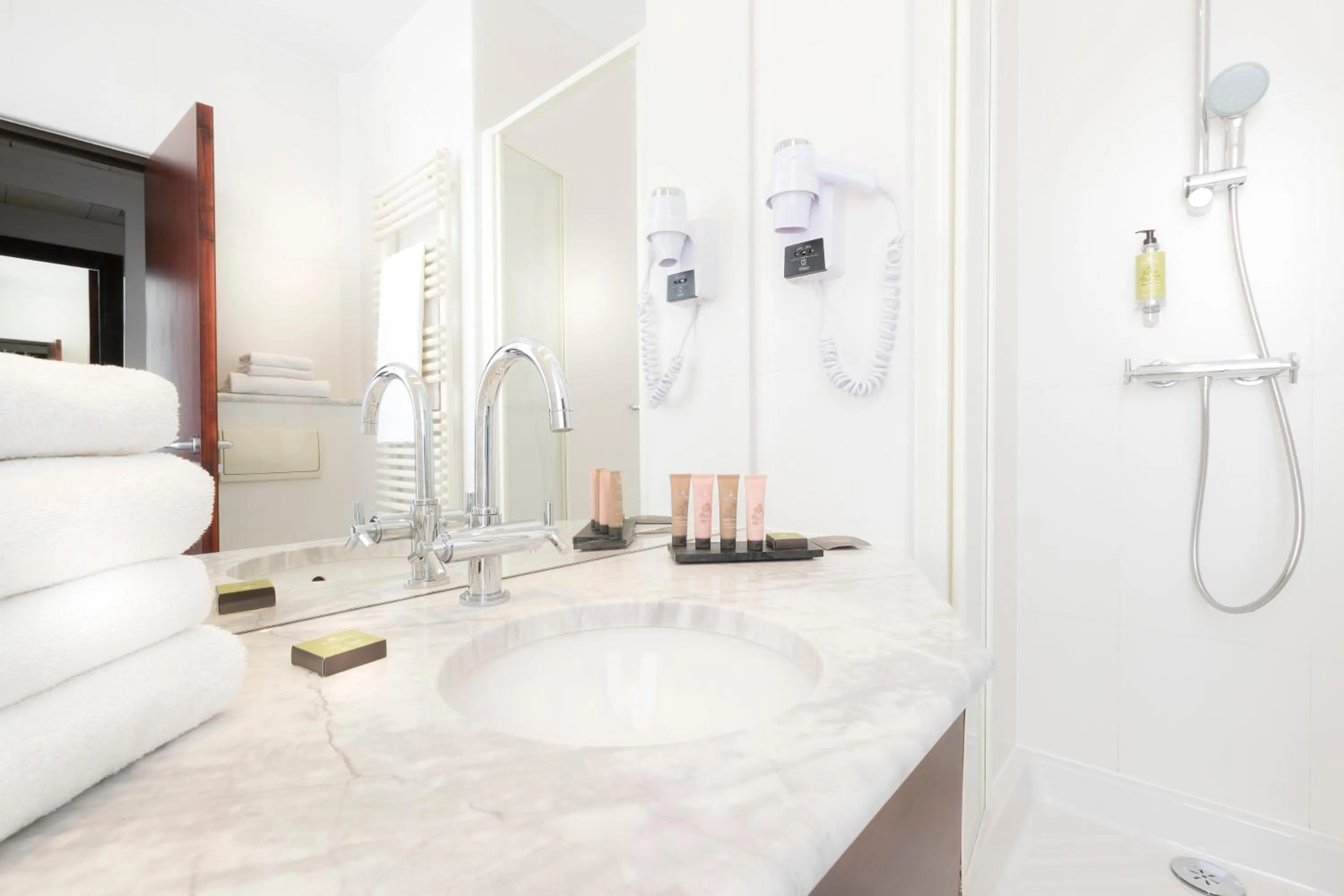 2 deluxe double Connecting Rooms in Montfleuri