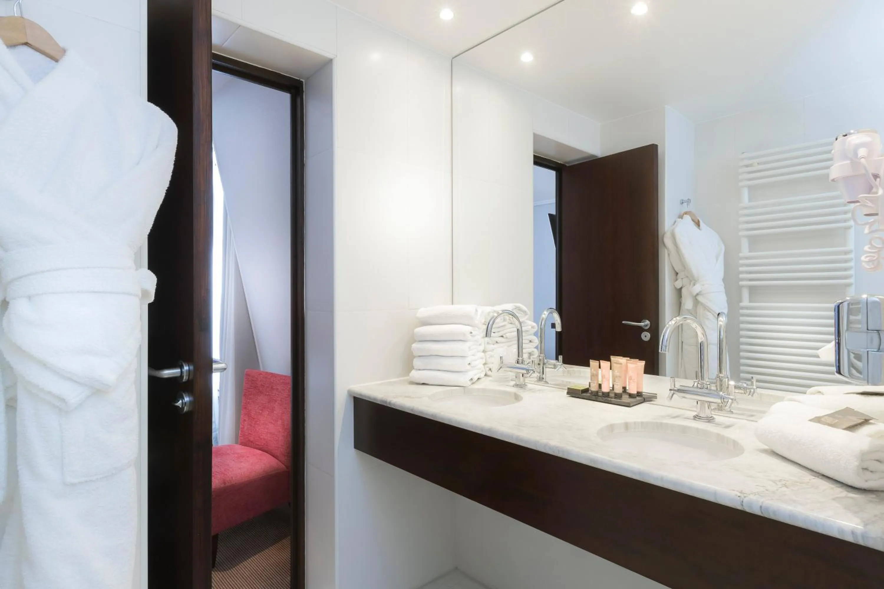 Prestige Family Room in Montfleuri