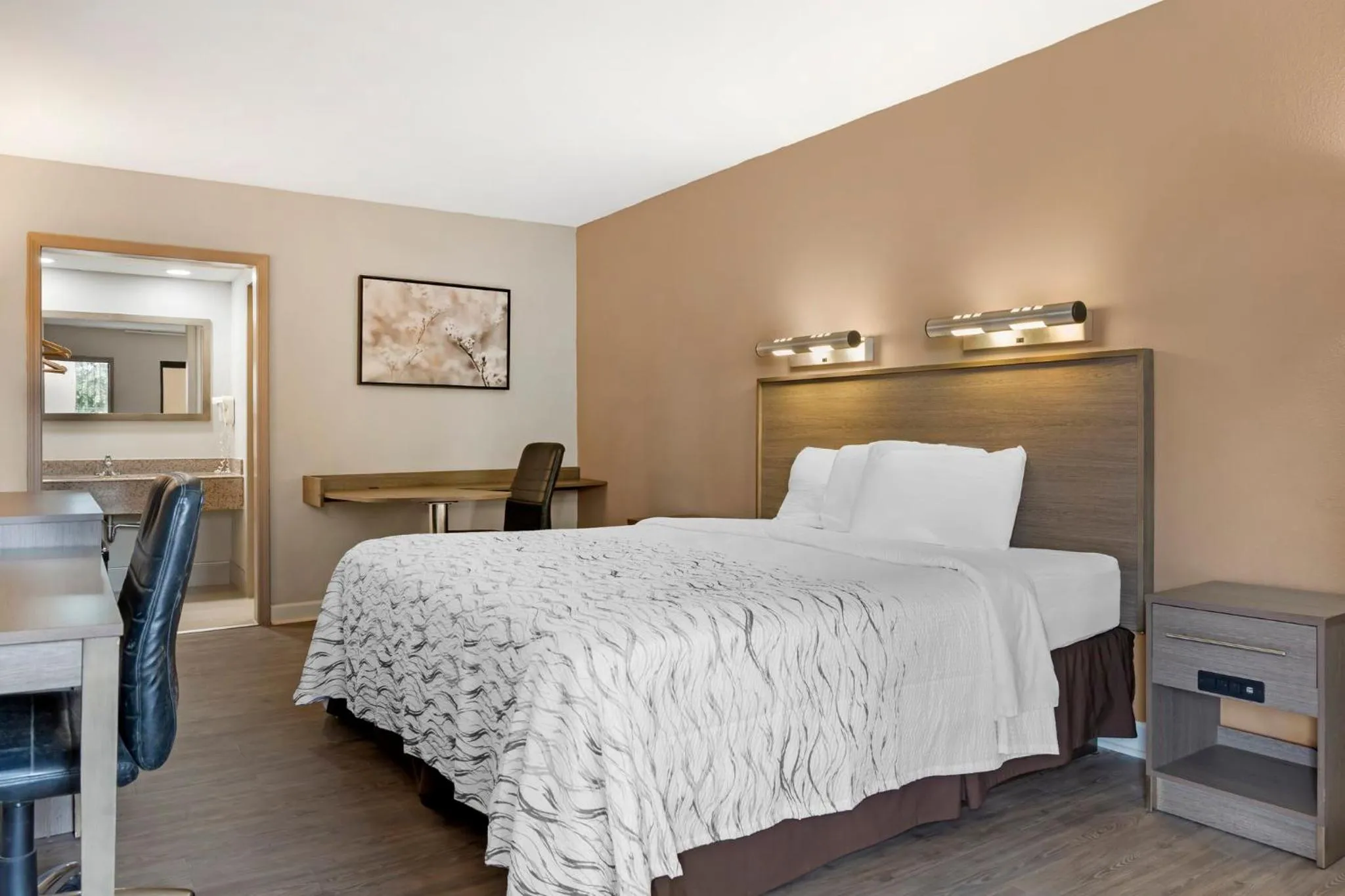 Superior King Room Non-Smoking in Red Roof Inn Bowling Green