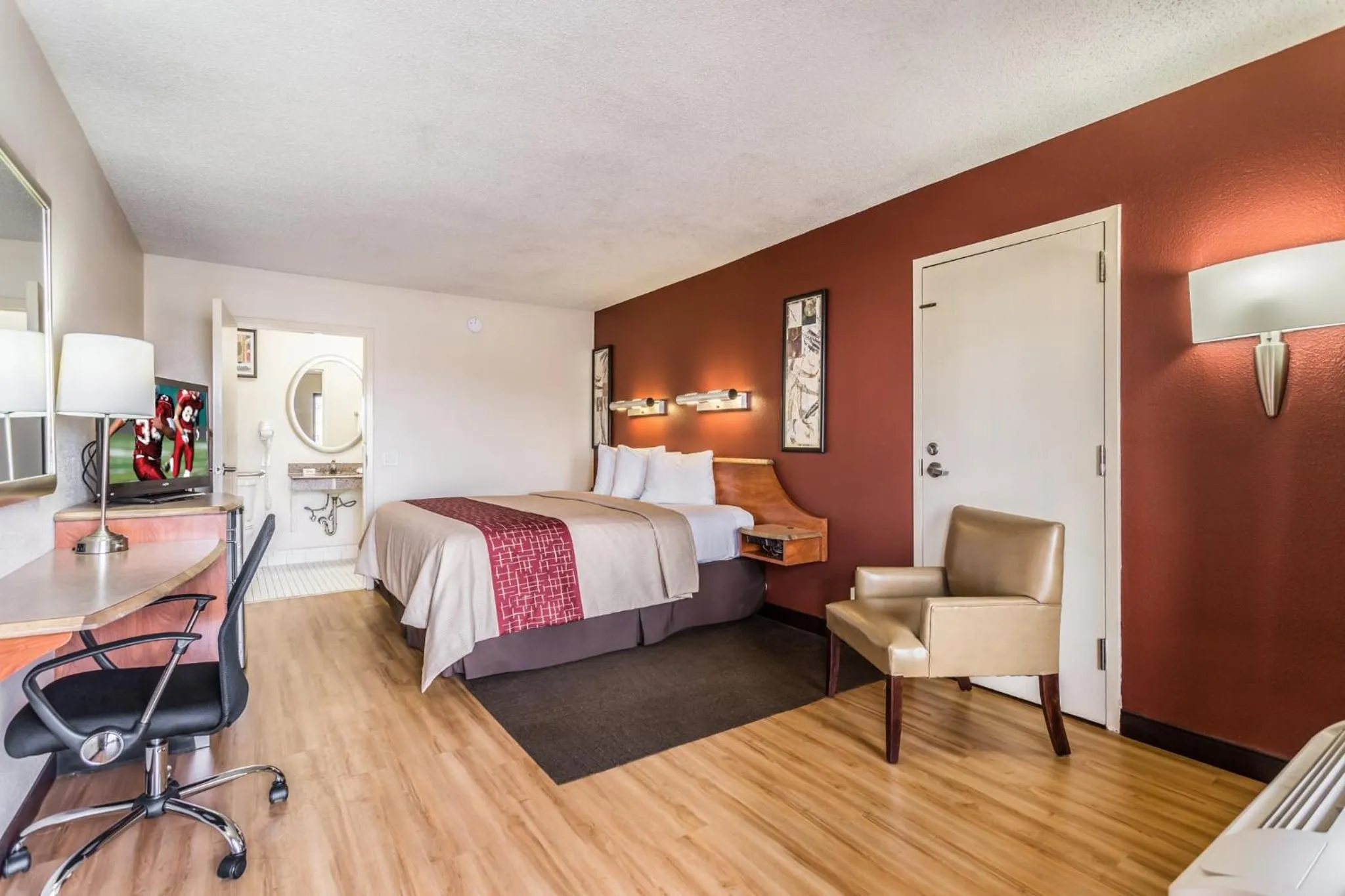  Deluxe King Room Disability Access Non-Smoking in Red Roof Inn Bowling Green