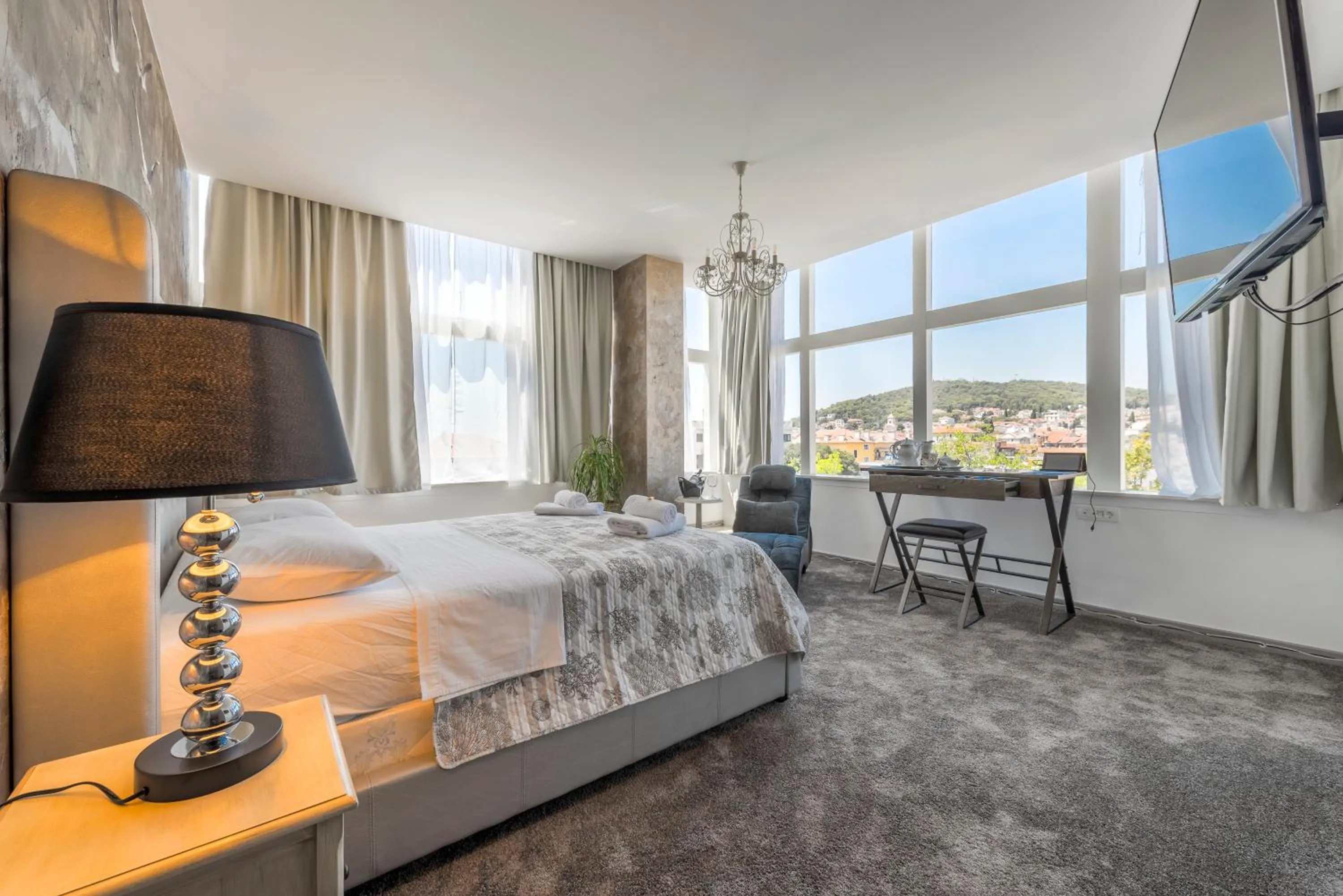Deluxe Luxury Suite - single occupancy in Prima Luce Downtown