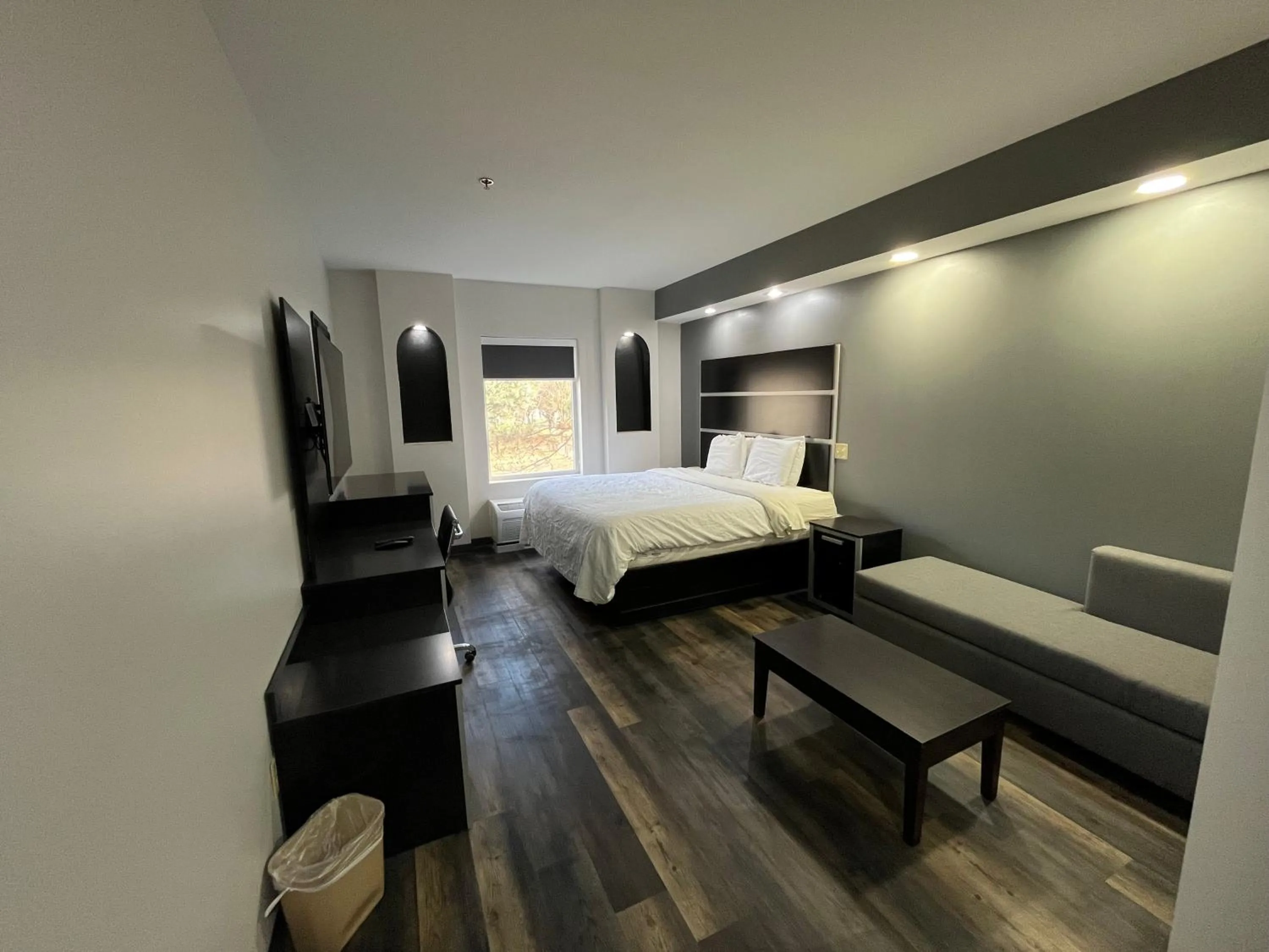 King Suite with Sofa Bed/Hot Tub - Non Smoking in Sonesta Essential Savannah