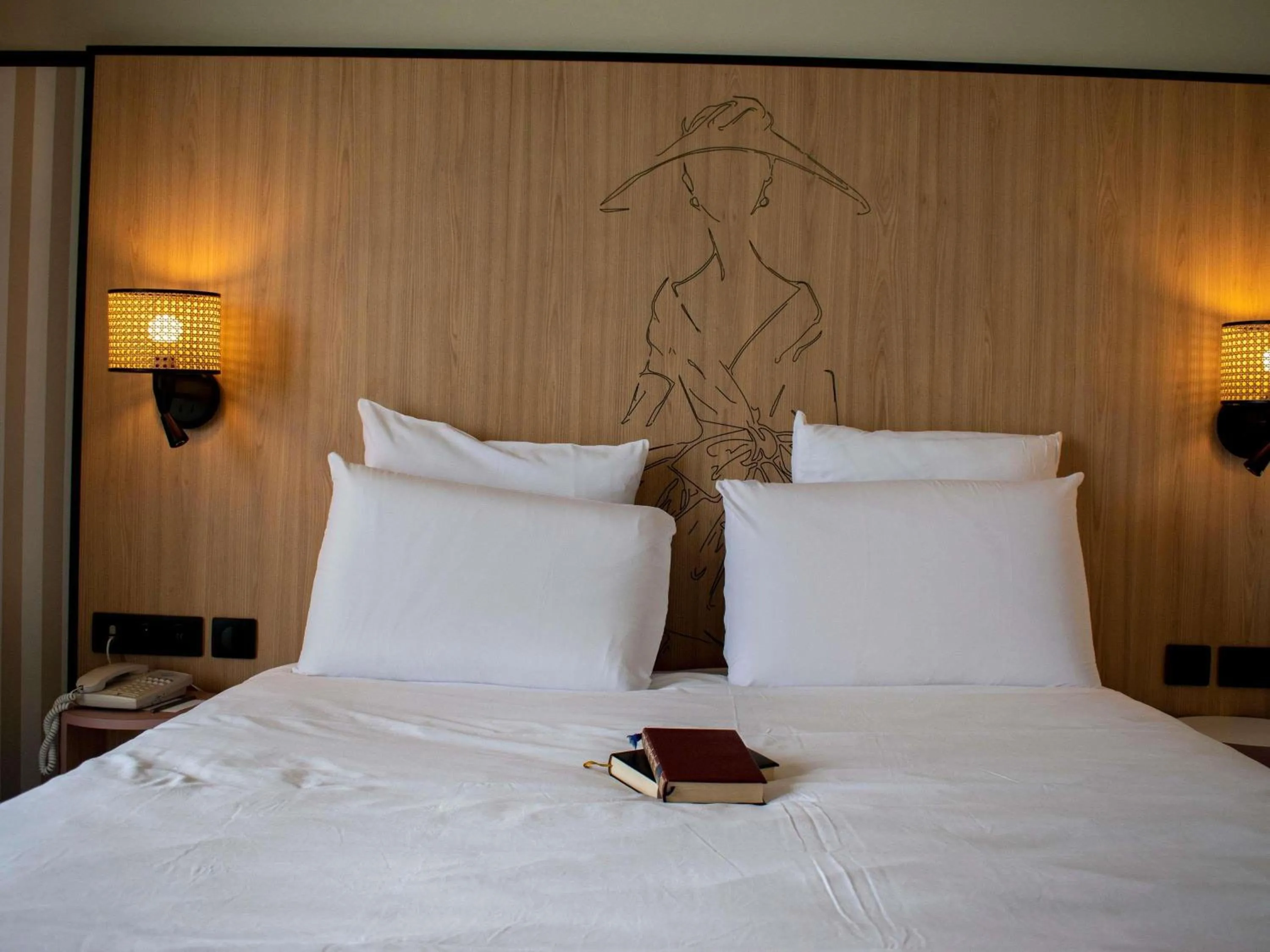 Classic Queen Room in Mercure Granville Le Grand Large