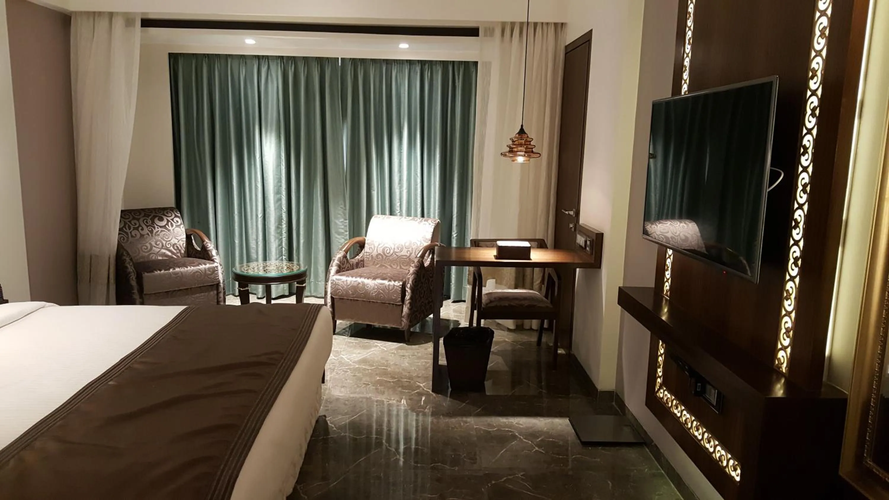 Deluxe Double Room with 10% discount on Food and Beverage - single occupancy in Hotel Peninsula Redpine