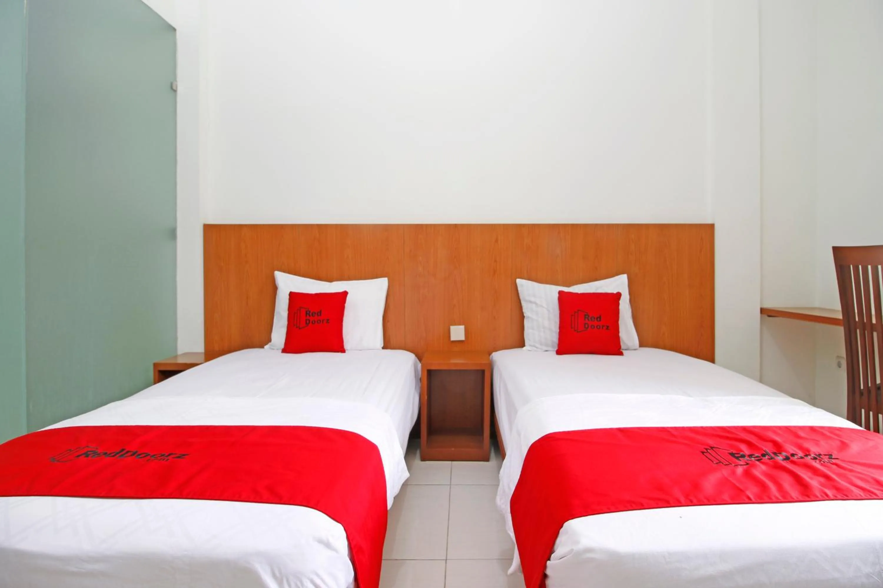 Twin Room in RedDoorz @ Turangga Sari