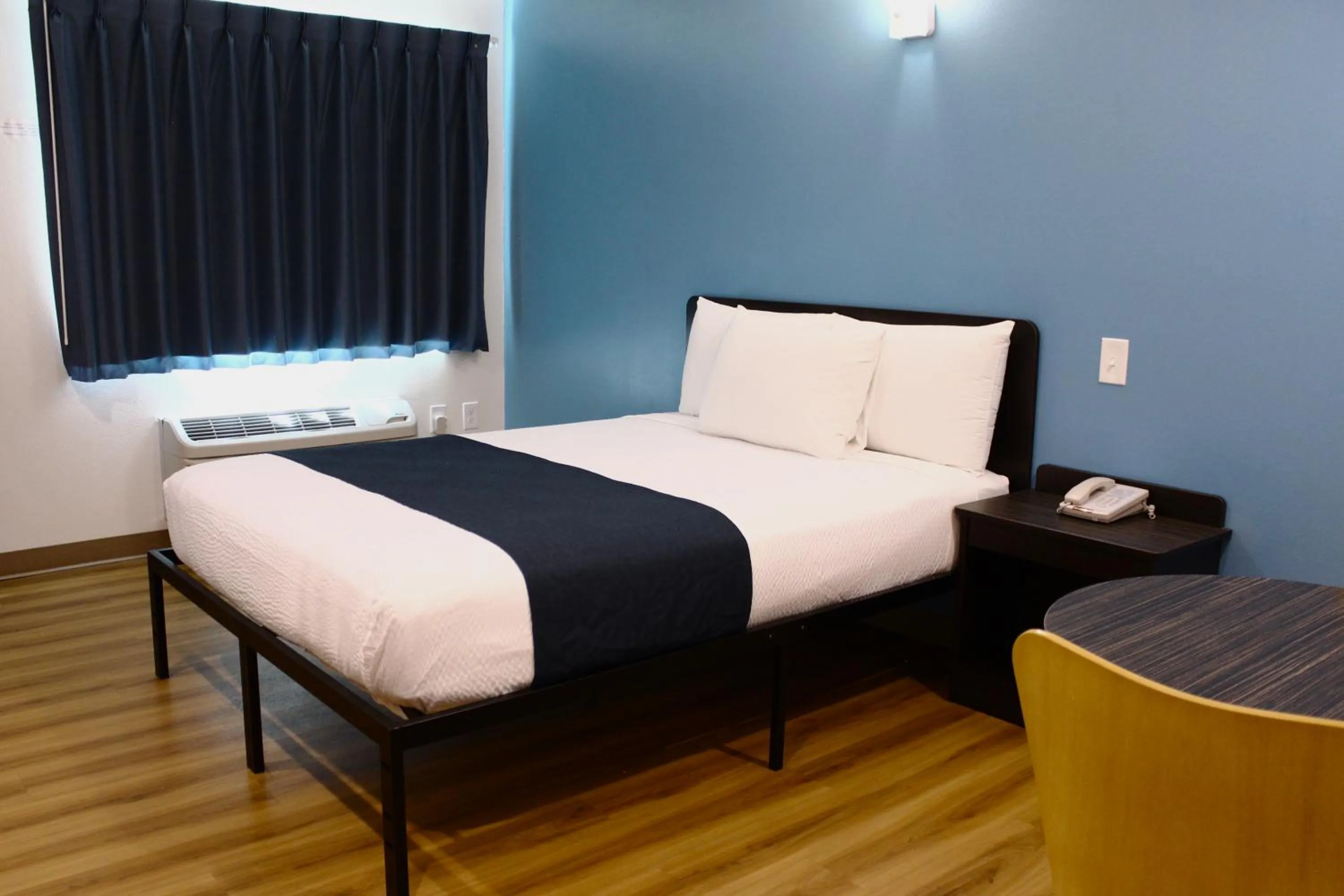 Queen Room - Disability Access - Non-Smoking in Motel 6 Rexburg, ID