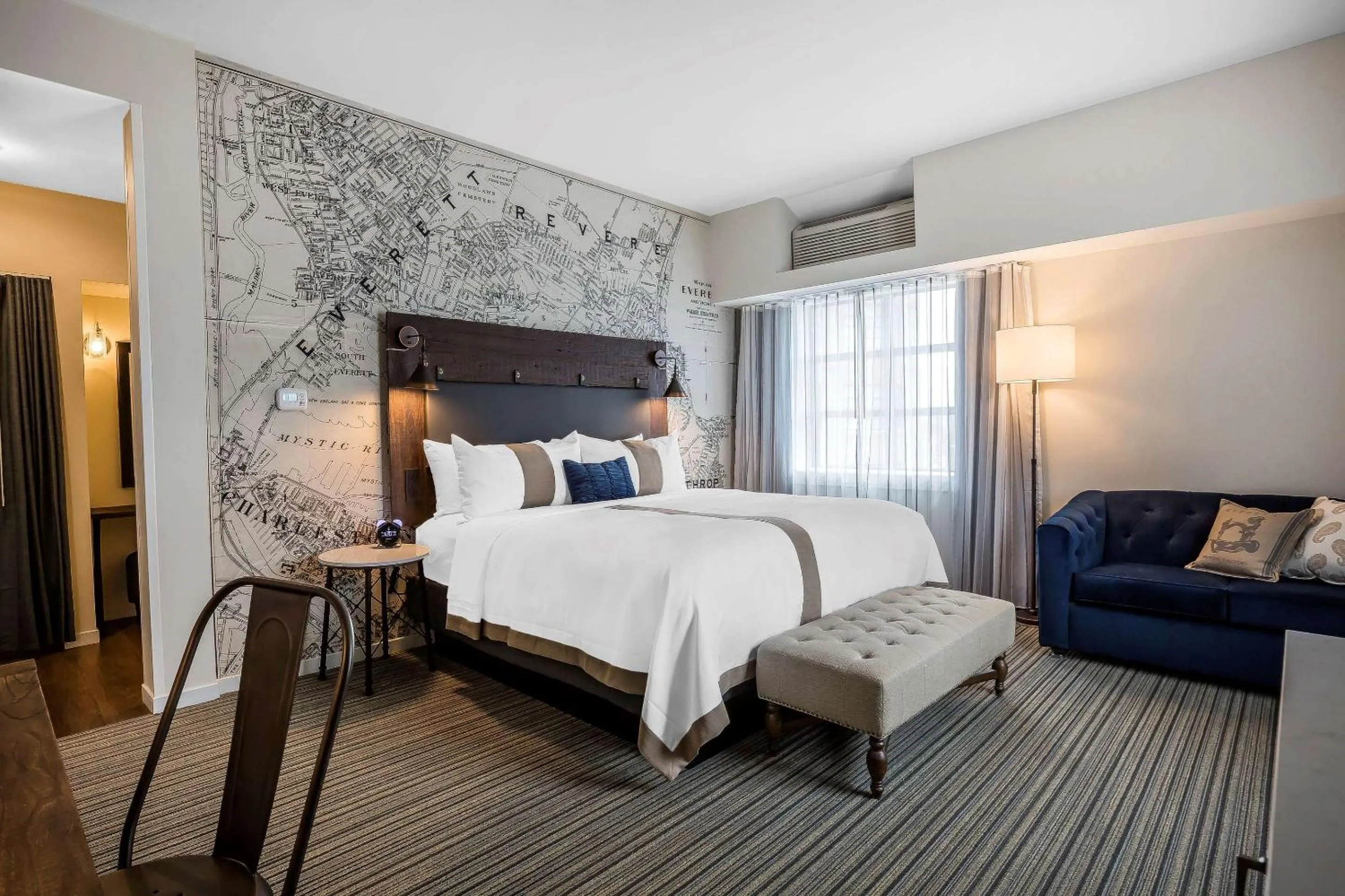 Deluxe King Room in enVision Hotel Boston-Everett