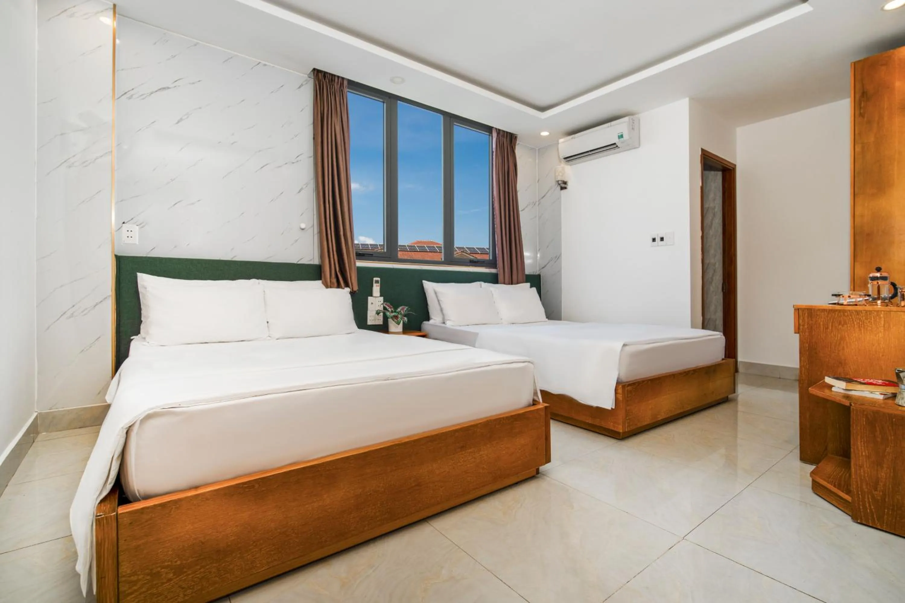 Twin Room with City View in Trang Ngan Hotel by THG