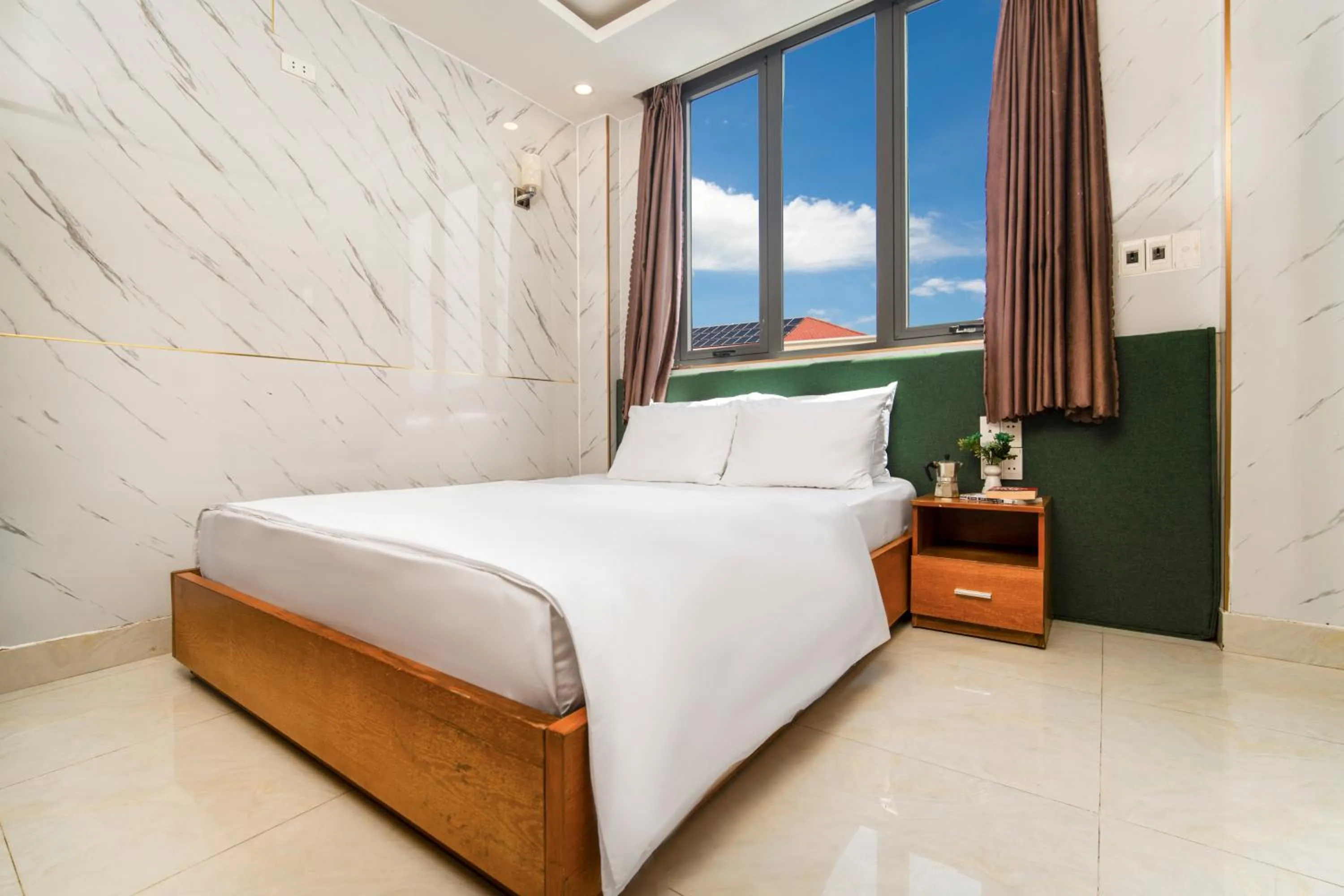 Queen Room in Trang Ngan Hotel by THG