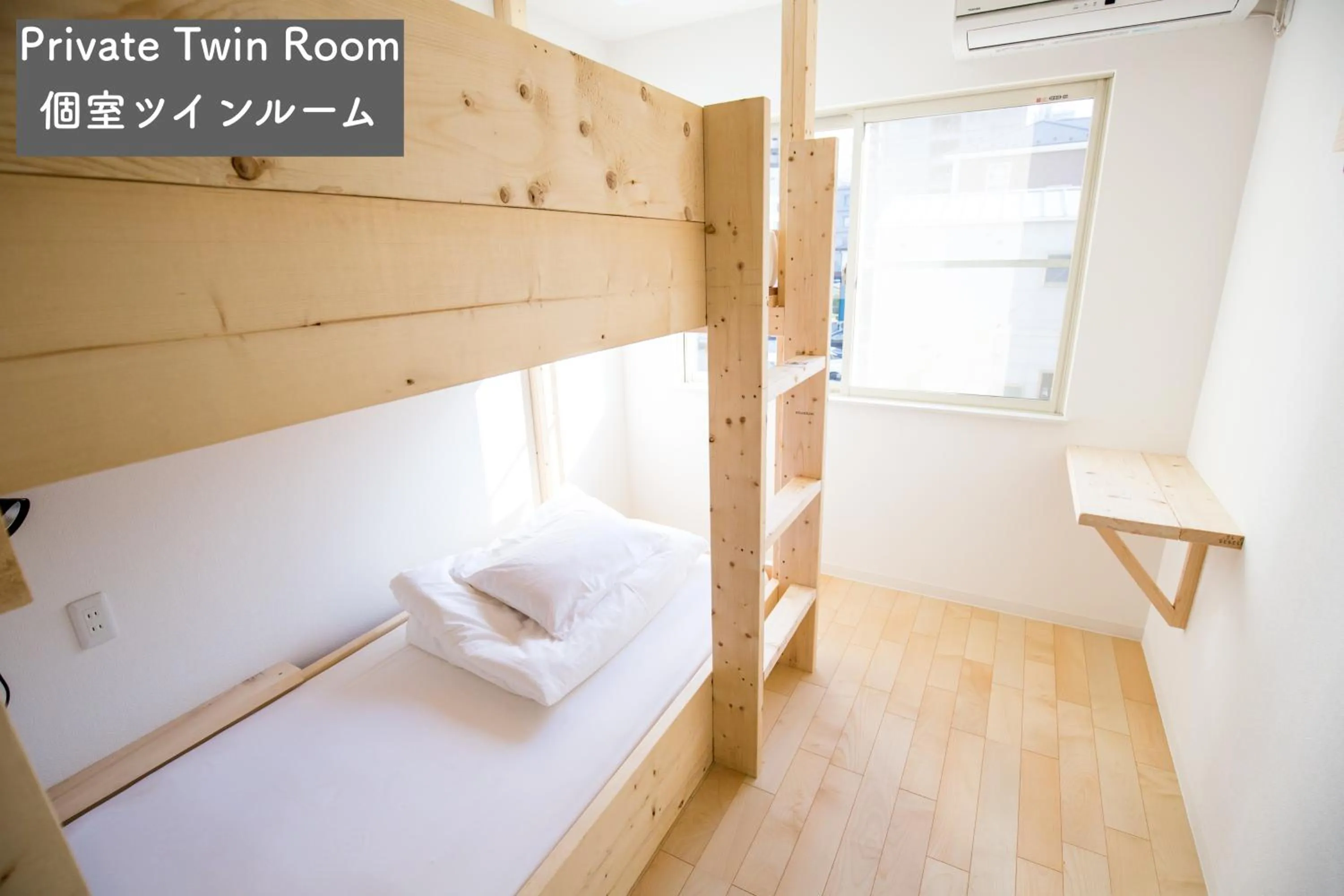 Twin Room in IZA Enoshima Guest House and Bar