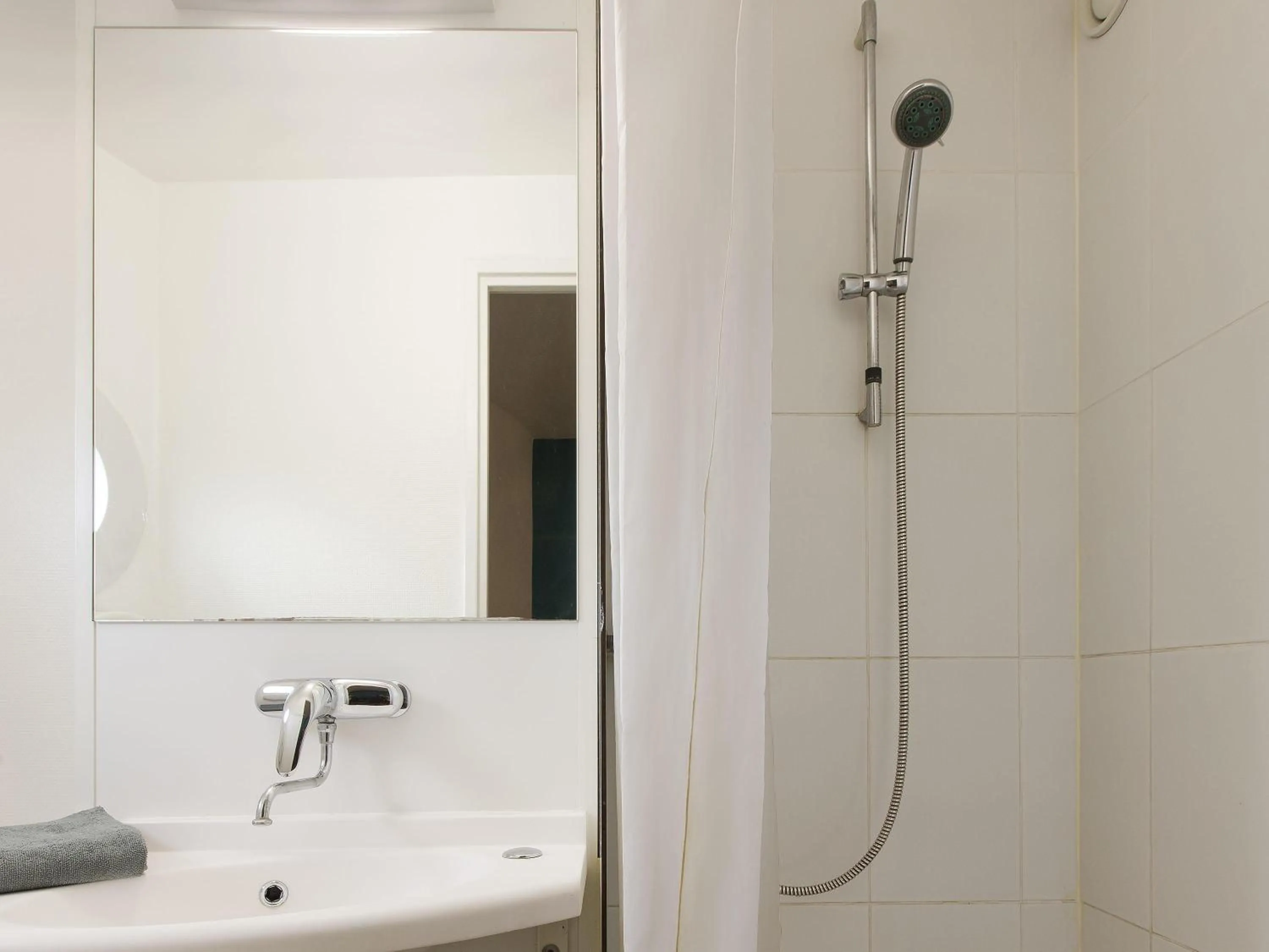 Cabrio Twin Room with Bathroom in hotelF1 Cergy