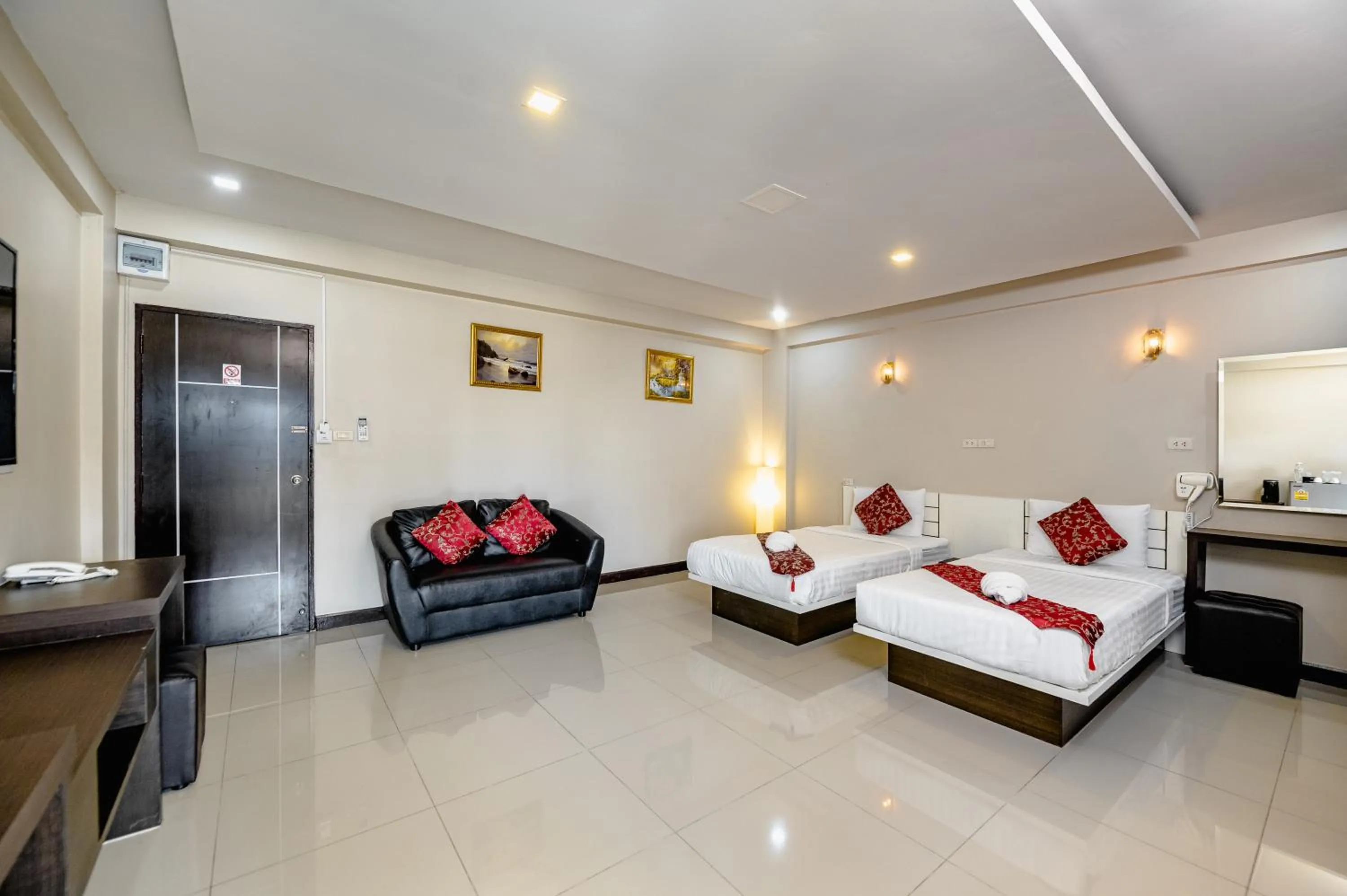 Deluxe Twin Room in Gold Airport Suites