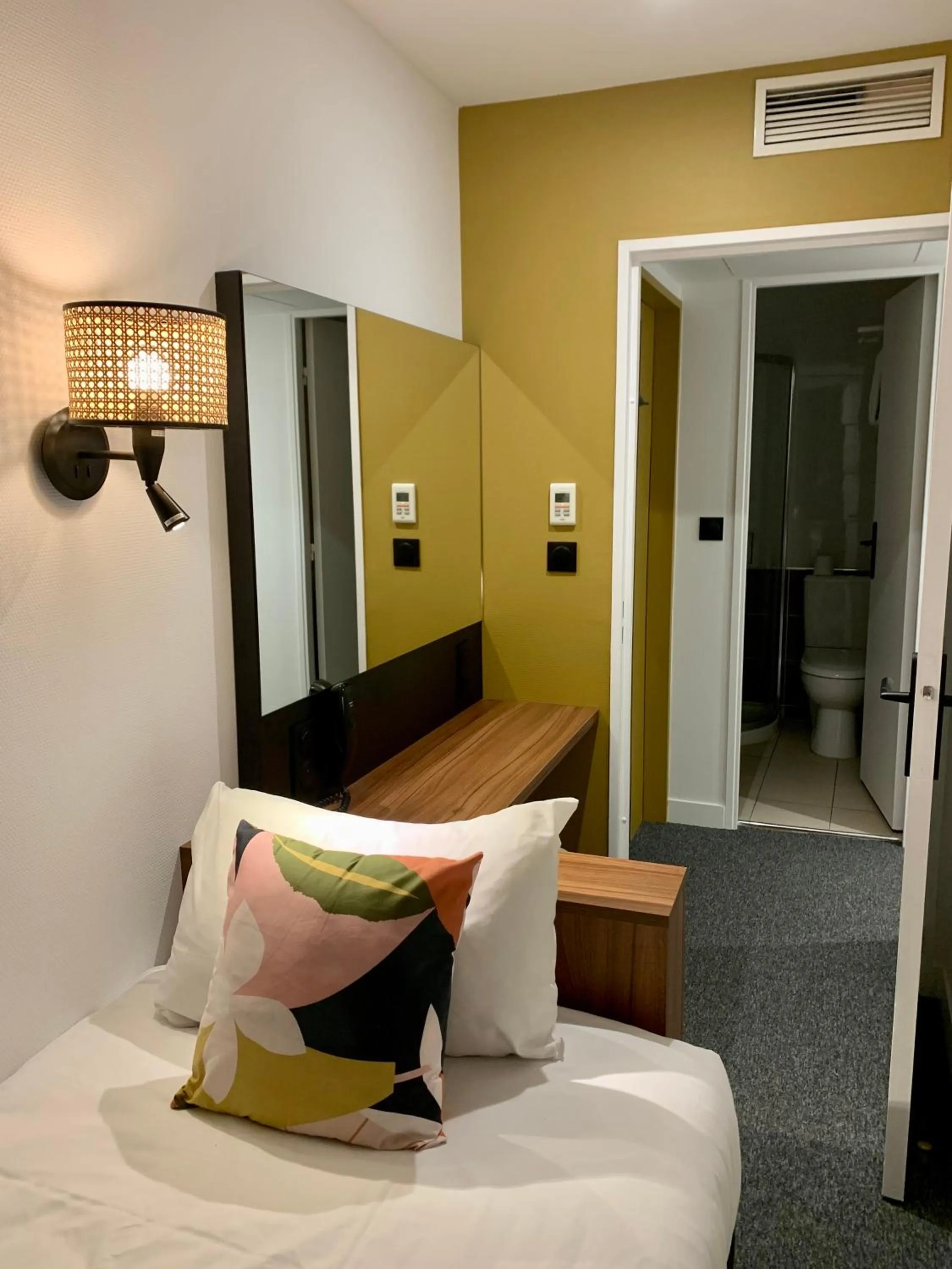 Small Single Room in Hôtel Villa Berlioz