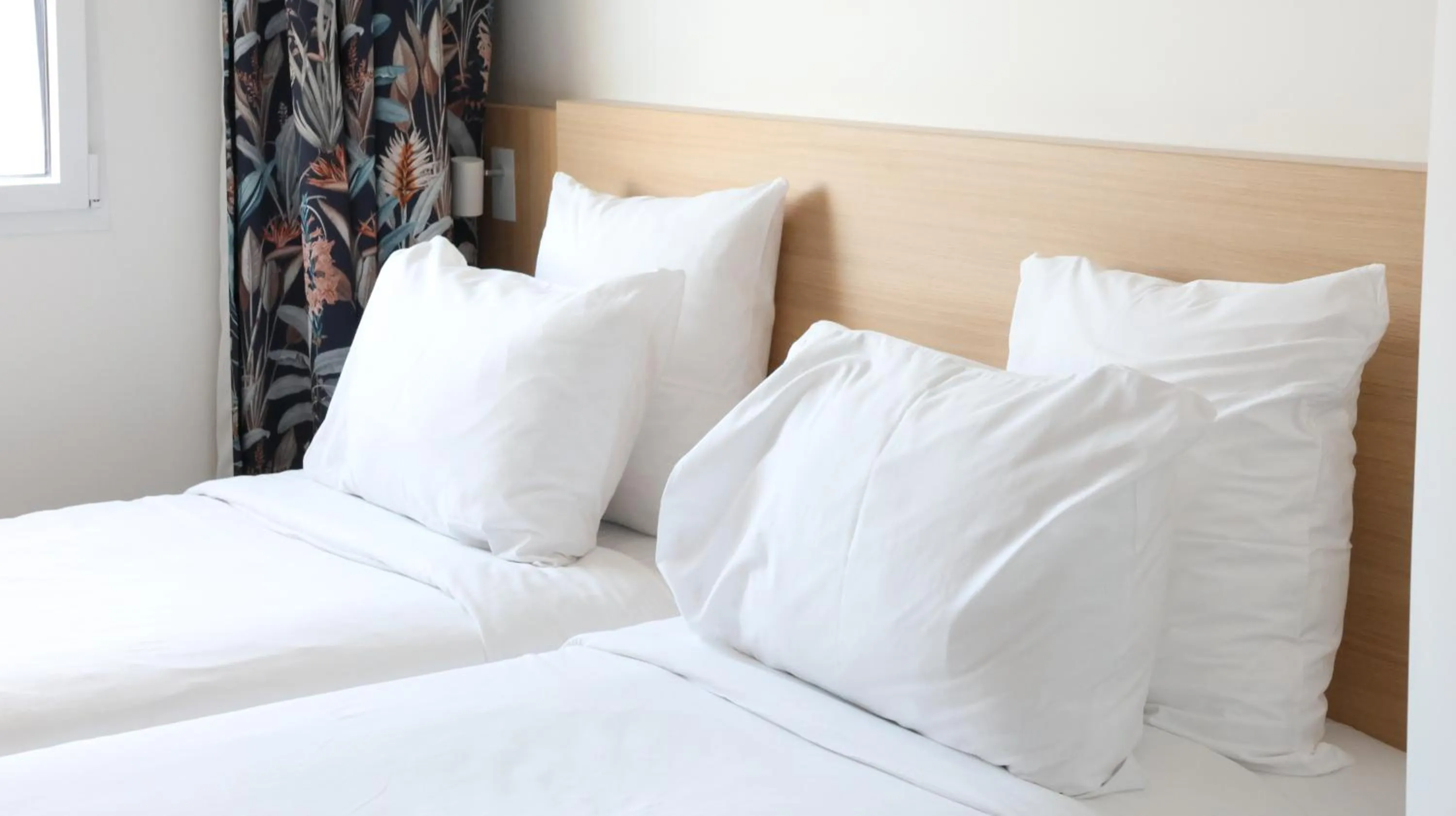 Comfort Twin Room in Geographotel Paris-Roissy CDG Airport