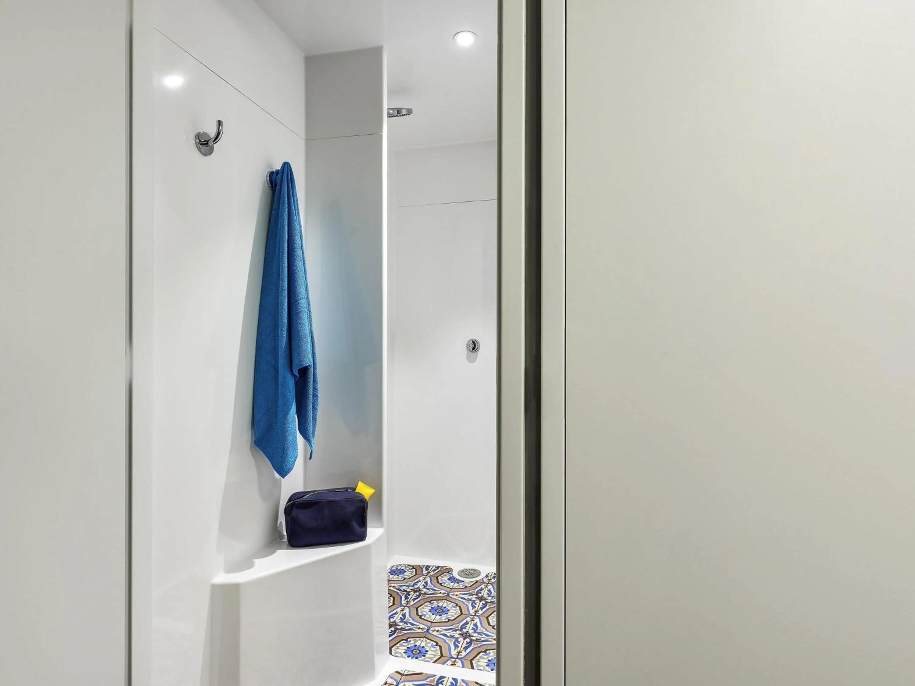 Cabrio Twin Room with En-suite Bathroom in hotelF1 Nemours