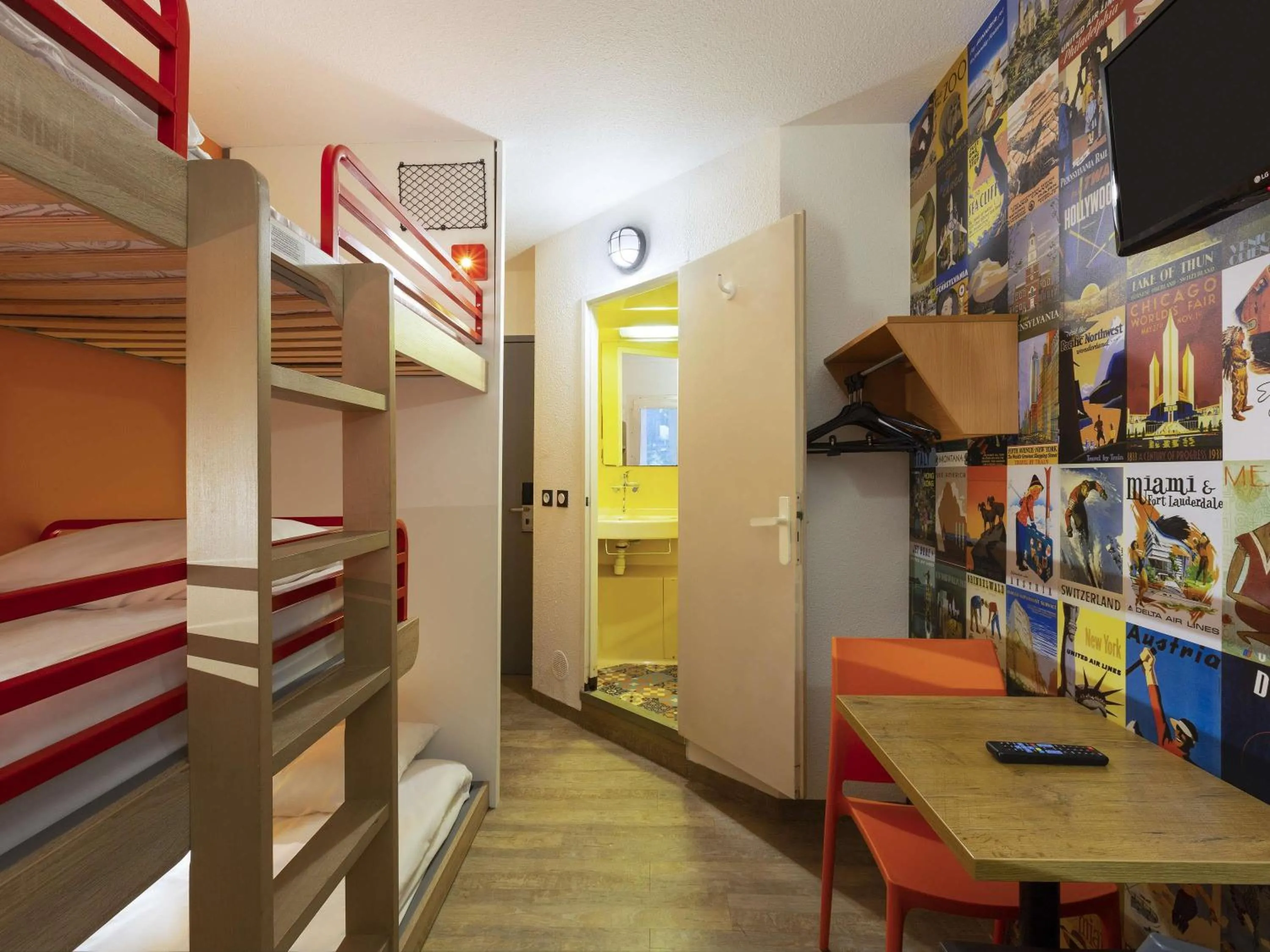 Cabrio Triple Room with Private Bathroom in hotelF1 Nemours