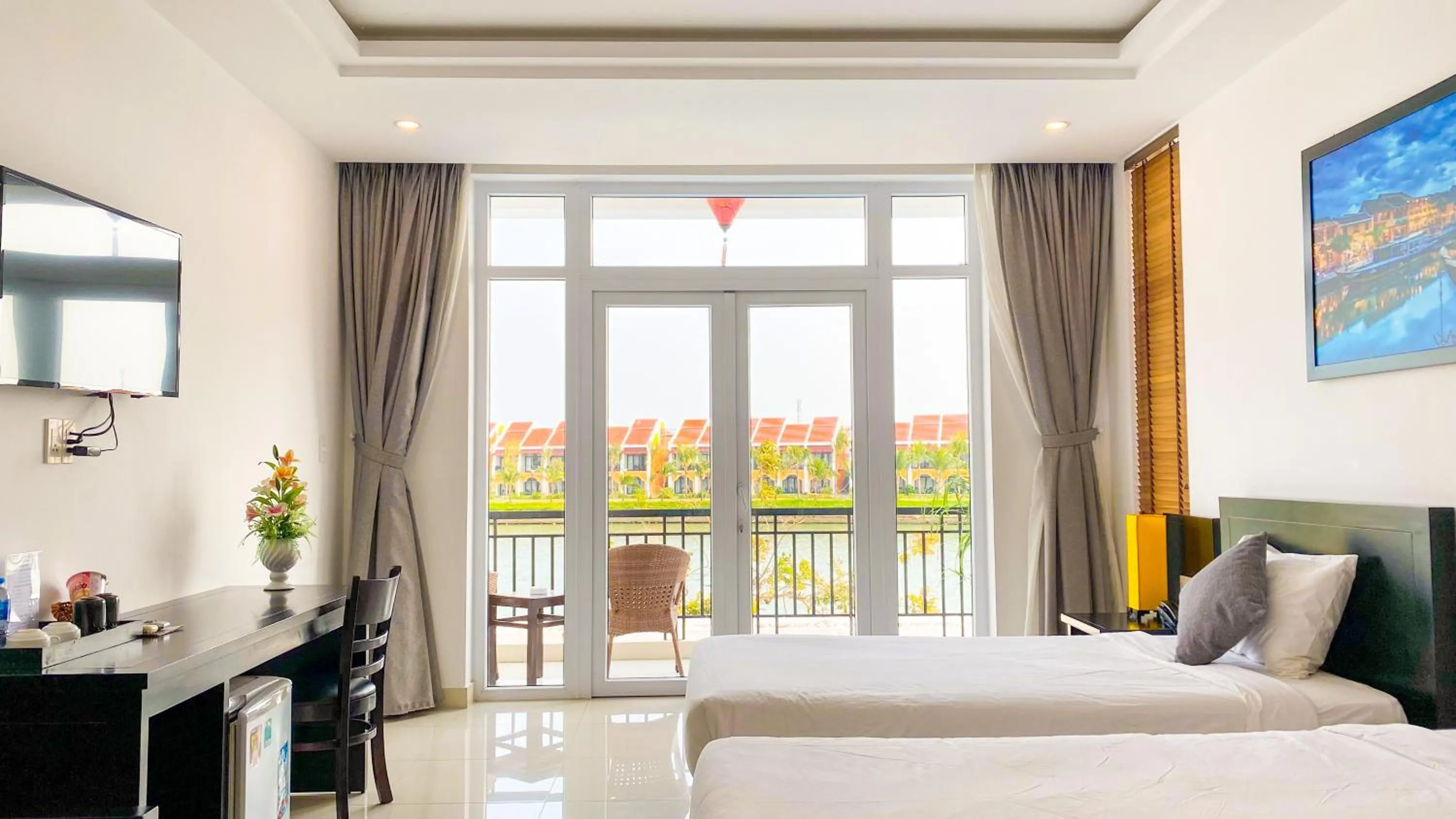 Deluxe Twin Room with Balcony and River View in Riverside White House Boutique Hotel
