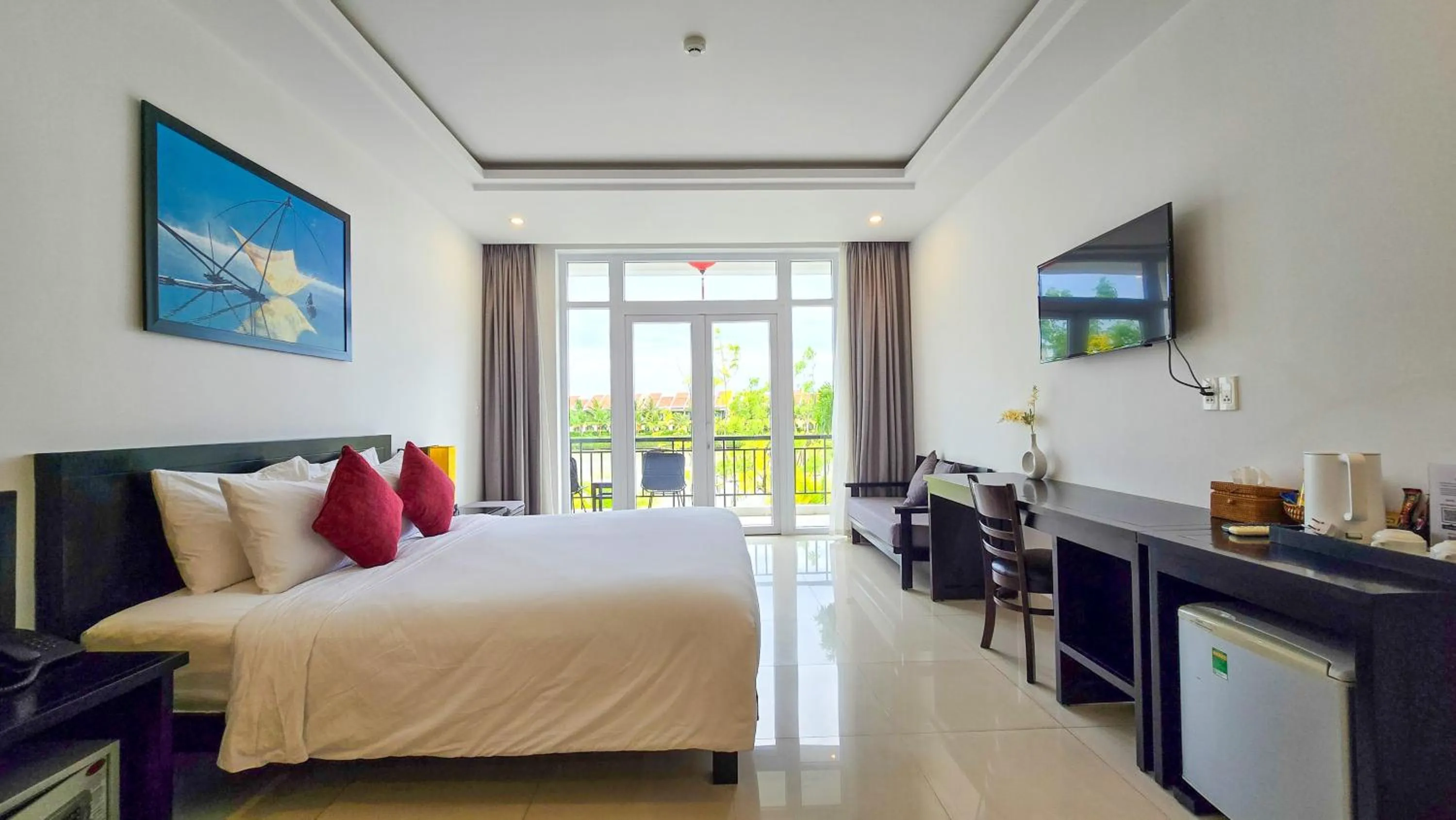 Deluxe Double Room with Balcony and River View in Riverside White House Boutique Hotel