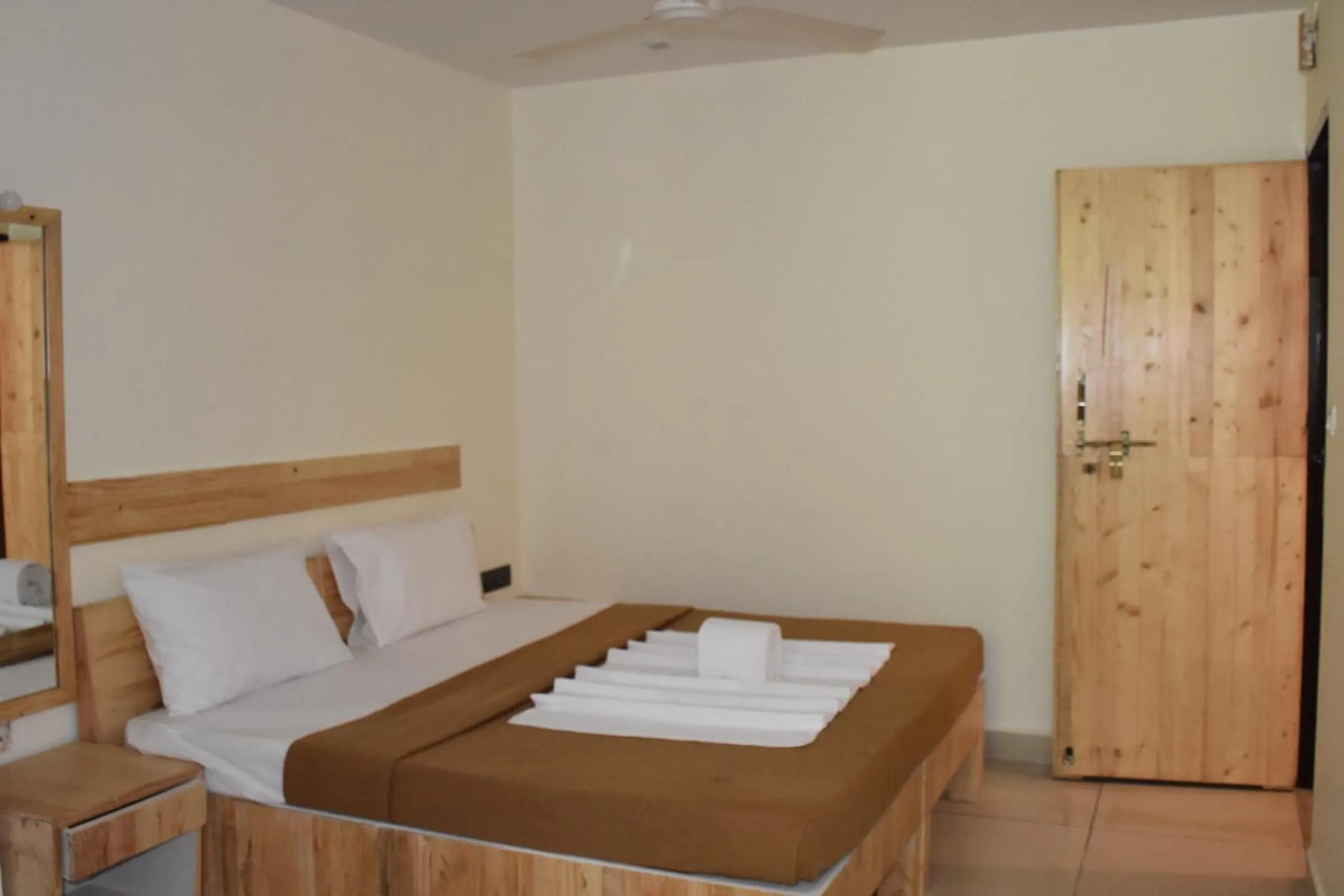 Standard Double Room with Fan in Riverside Inn