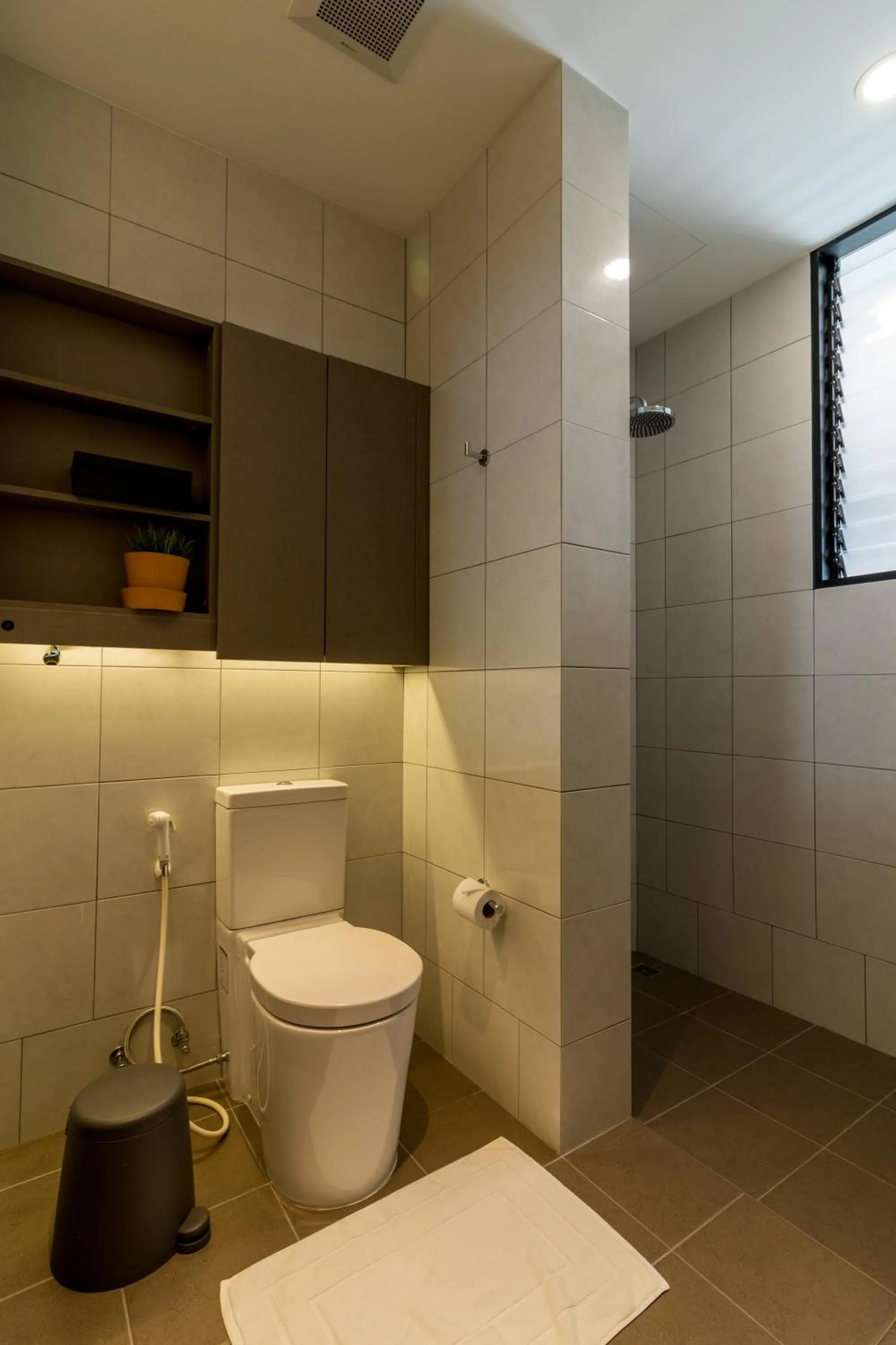 Lakorn Poolside in Theatre Residence