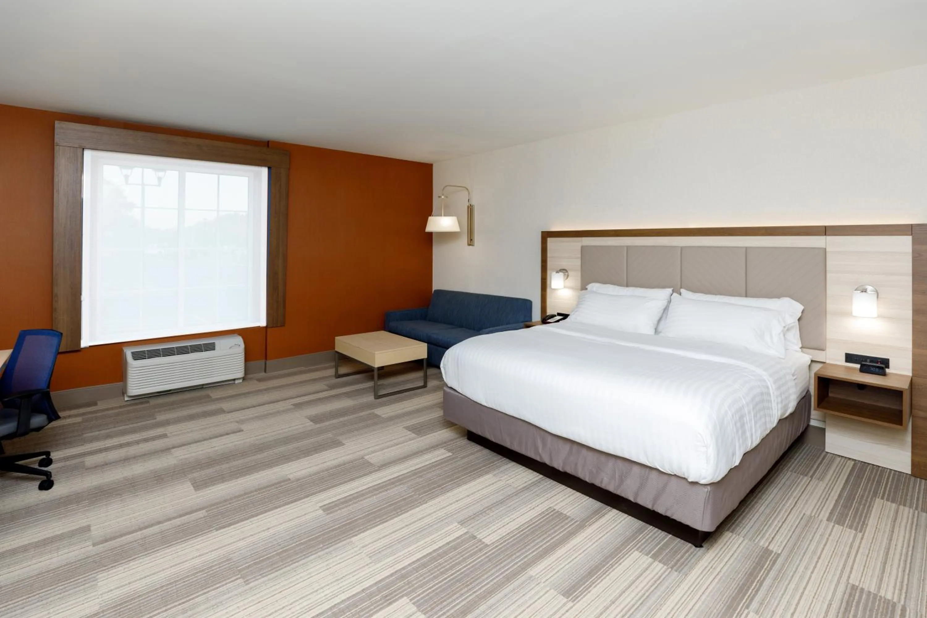 King Suite in Holiday Inn Express & Suites - Sturbridge by IHG