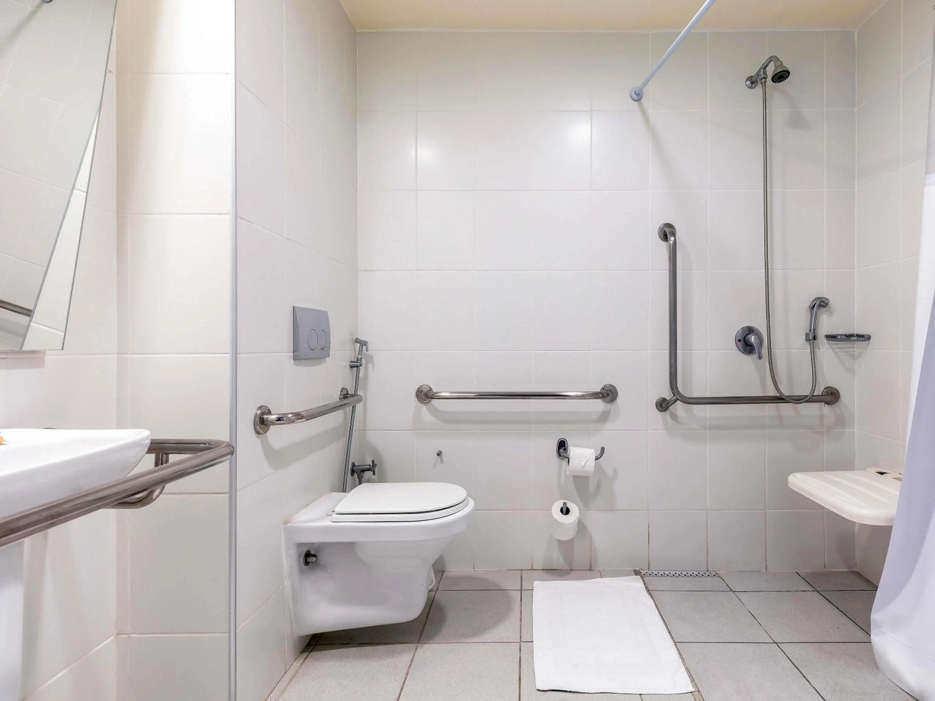 Standard Apartment with One Double Bed - Disability Access in ibis budget BH Afonso Pena Savassi
