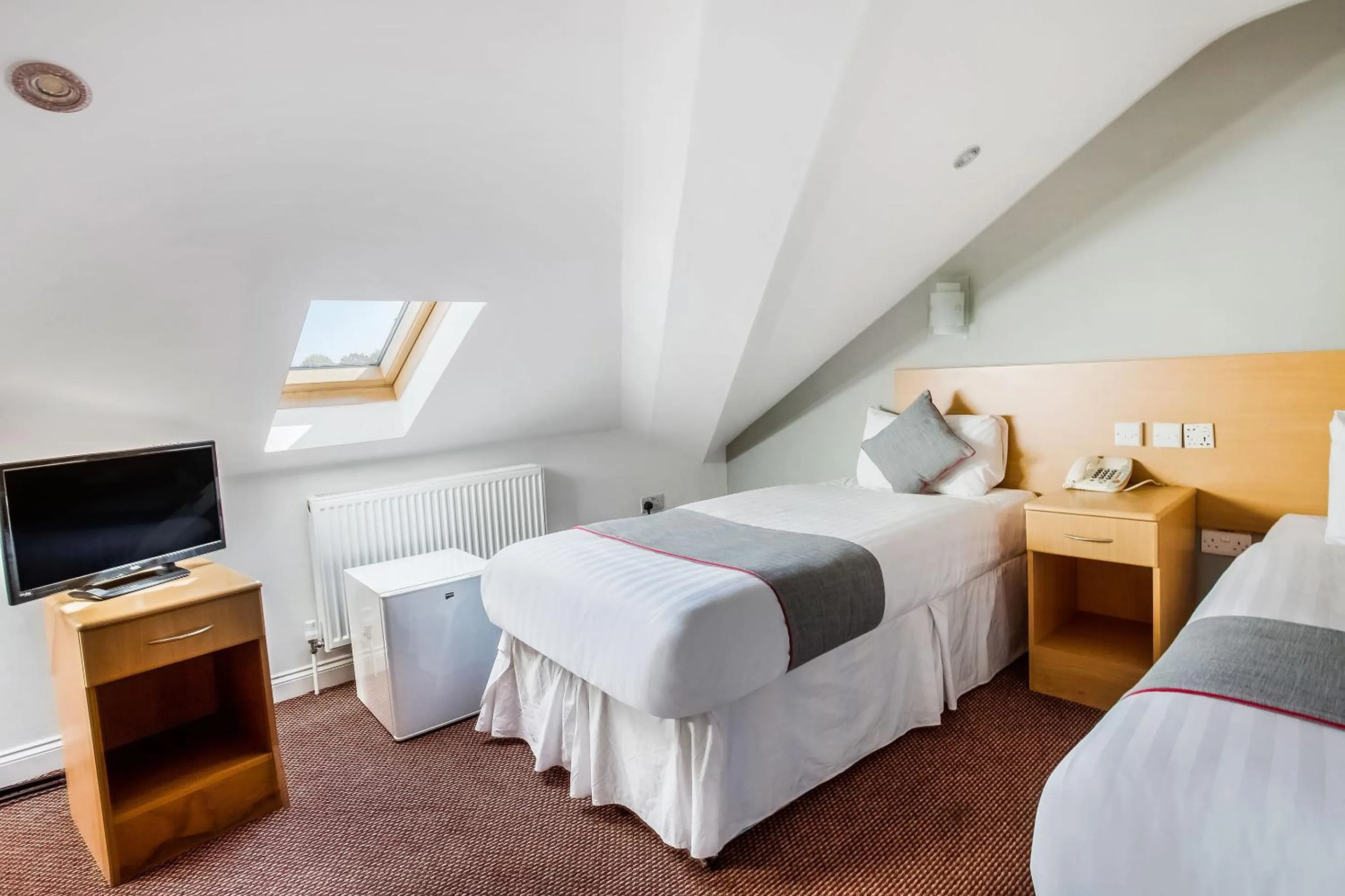 Standard Twin Room in OYO London Guest House