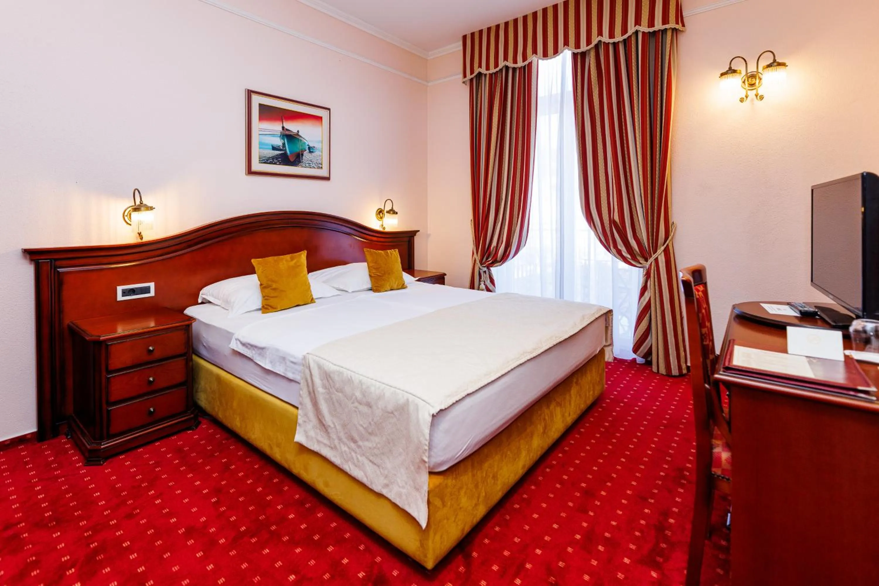 Standard Double Room with Balcony in Hotel Savoy