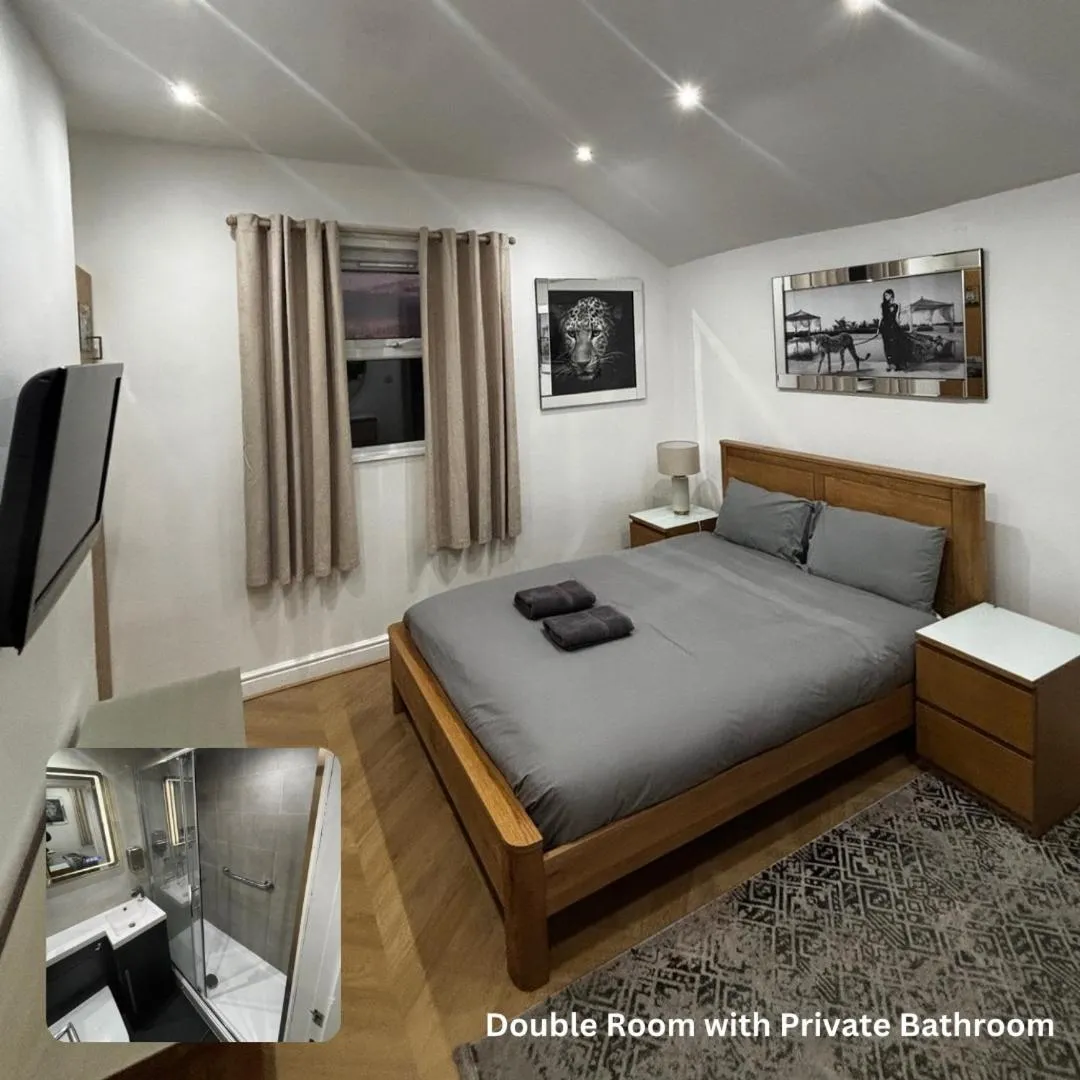 Double Room with Private Bathroom in Hendham House
