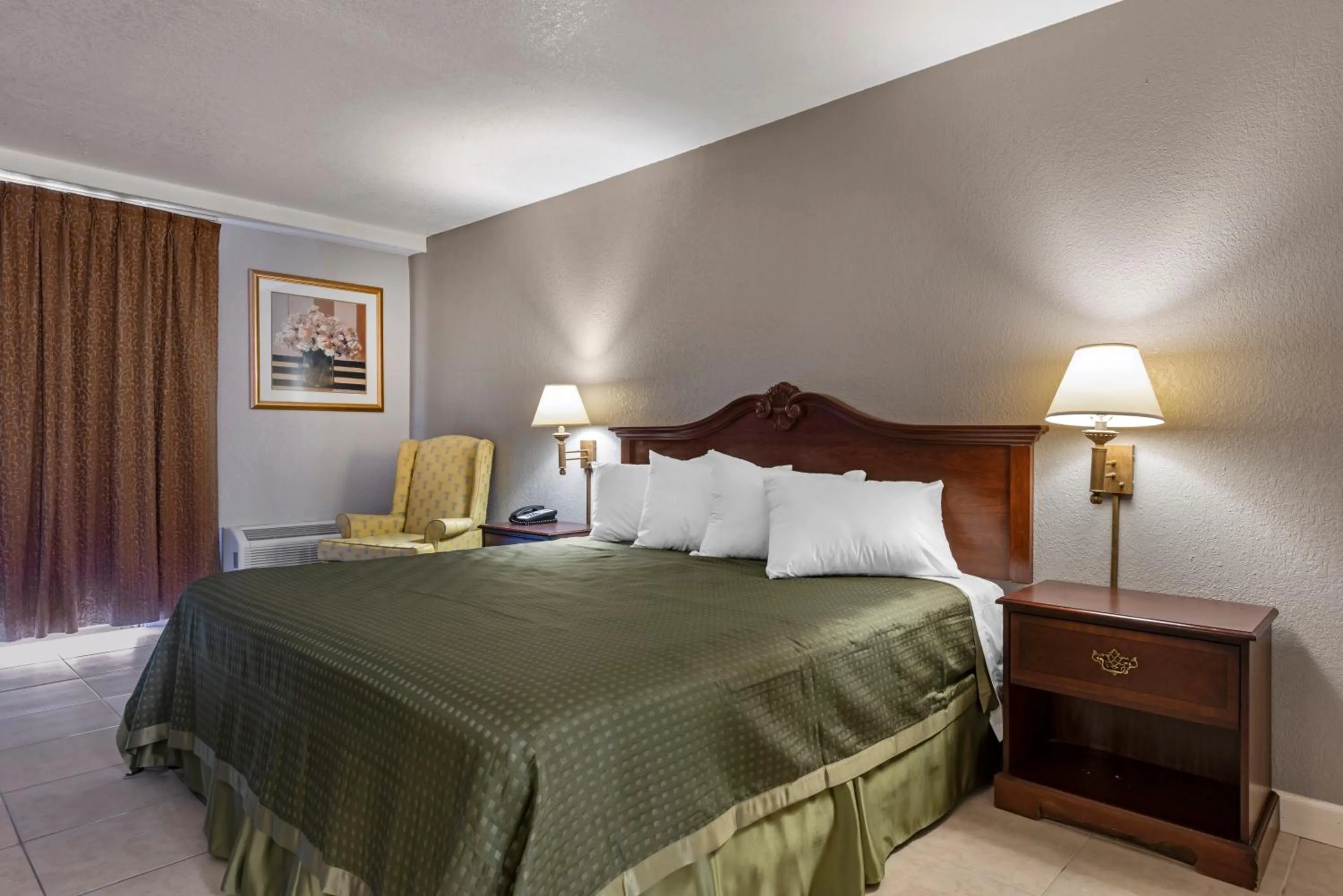 King Room - Non-Smoking in Rodeway Inn Clermont North