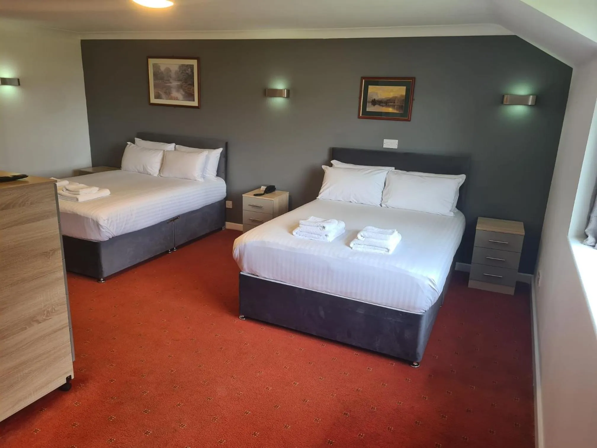 Deluxe Twin Room in The Greyhound Hotel