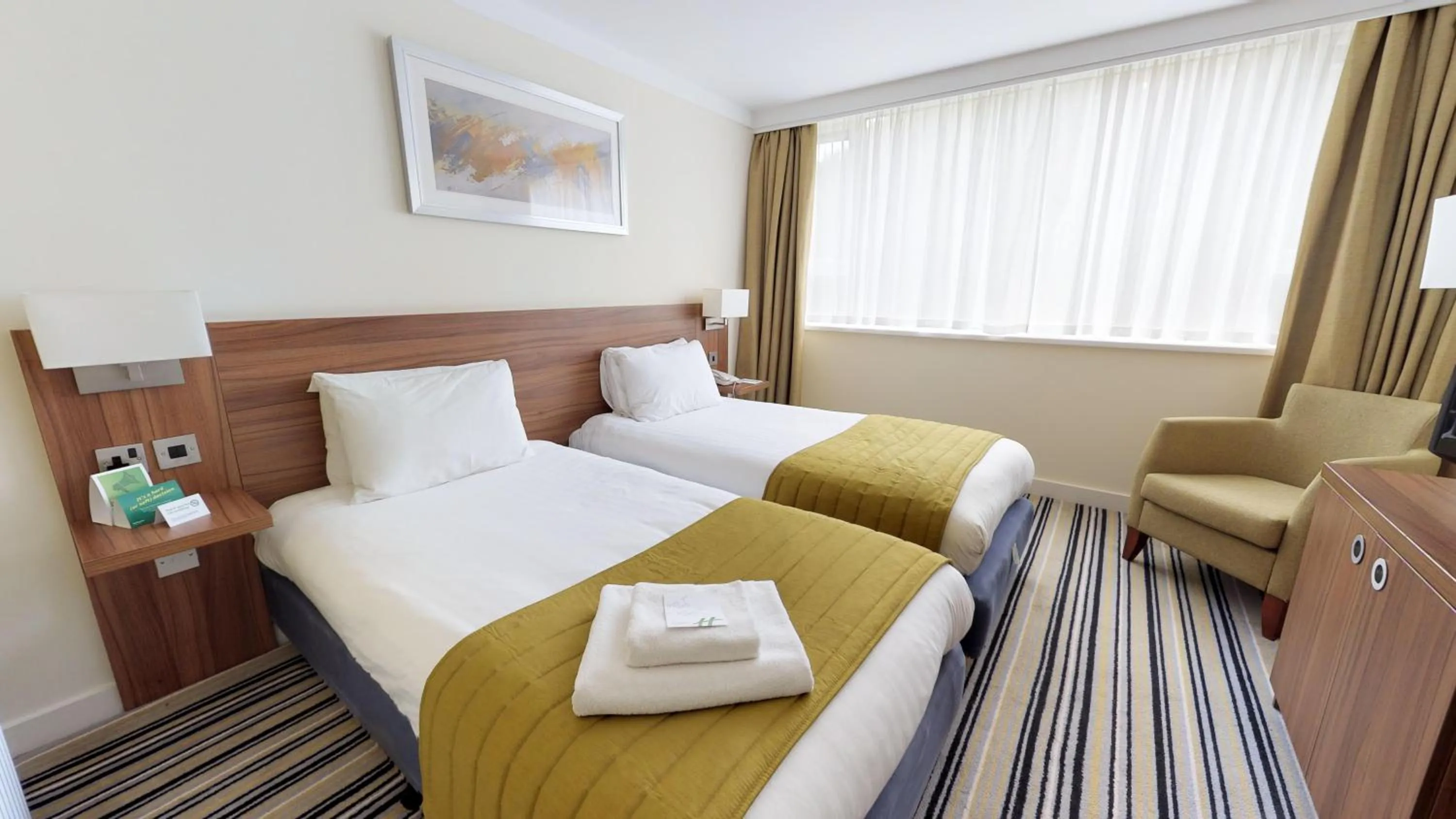 Small Twin Room in Holiday Inn Runcorn M56 Junction 12 by IHG