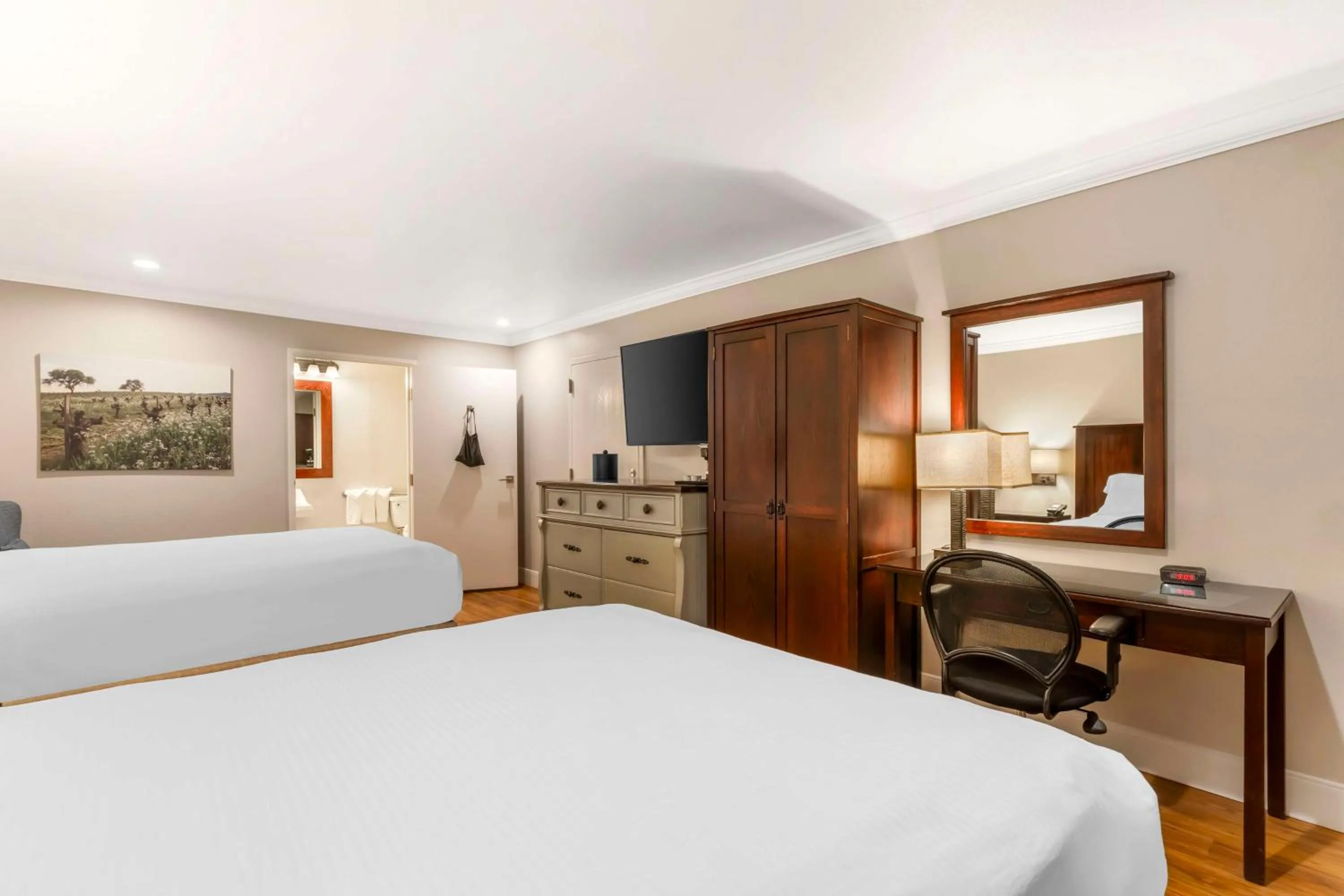 Queen Room with Two Queen Beds – Mobility Accessible in Best Western Dry Creek Inn