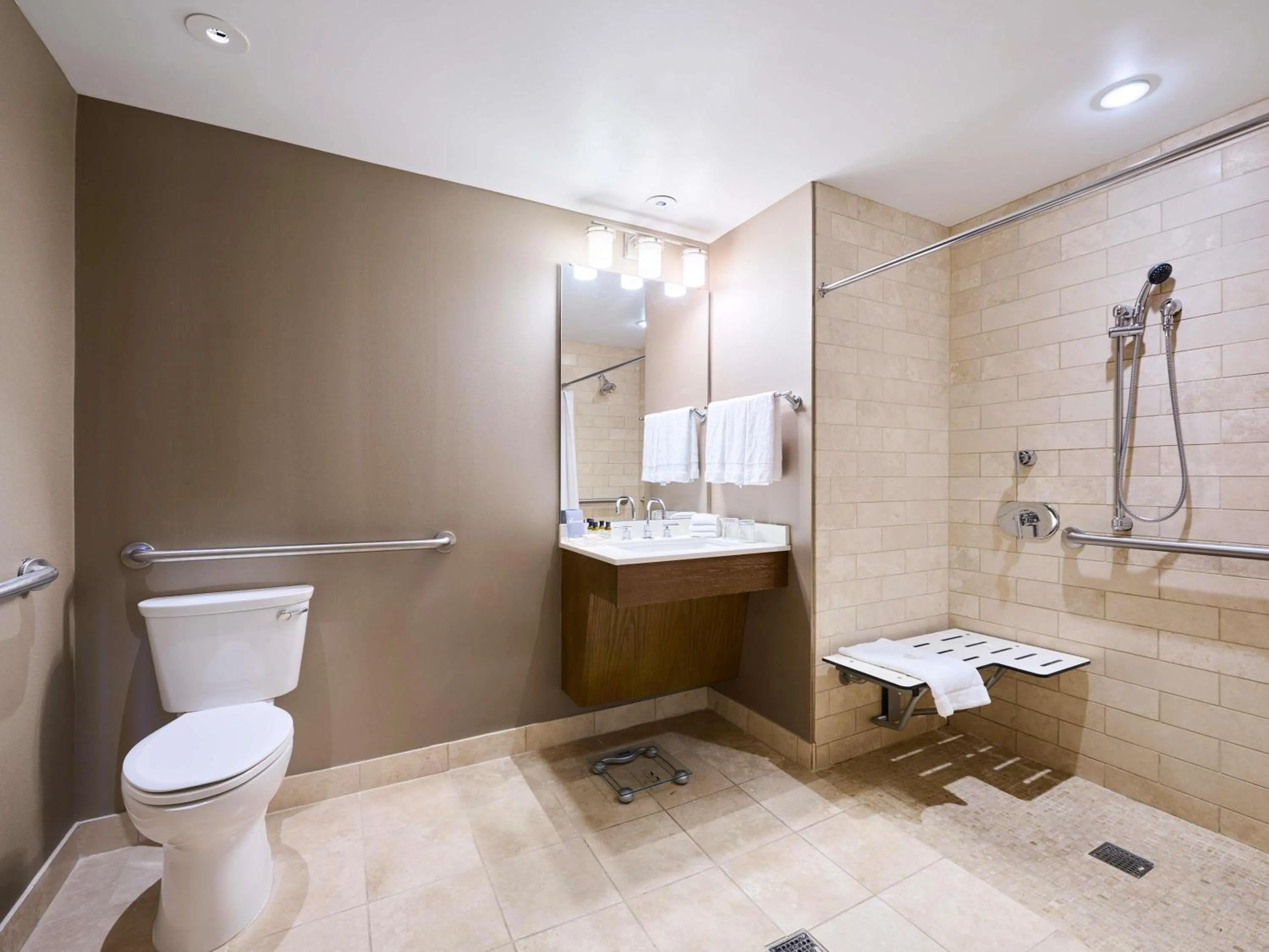 Fairmont Double Room with Two Double Beds and Roll-In Shower - Mobility Accessible in Fairmont Chicago Millennium Park