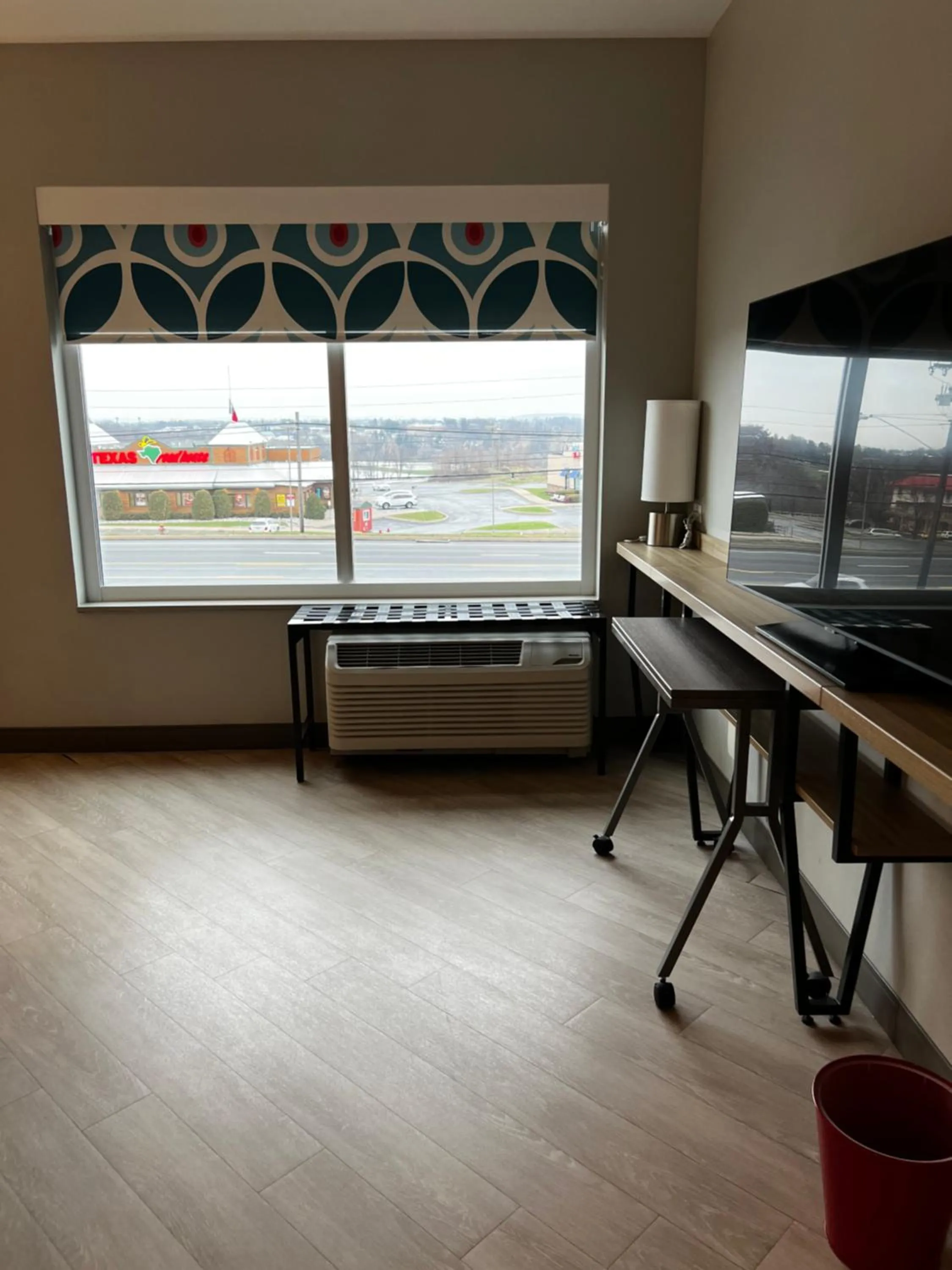 King Room with Roll-In Shower - Mobility Access in Tru By Hilton Lancaster East