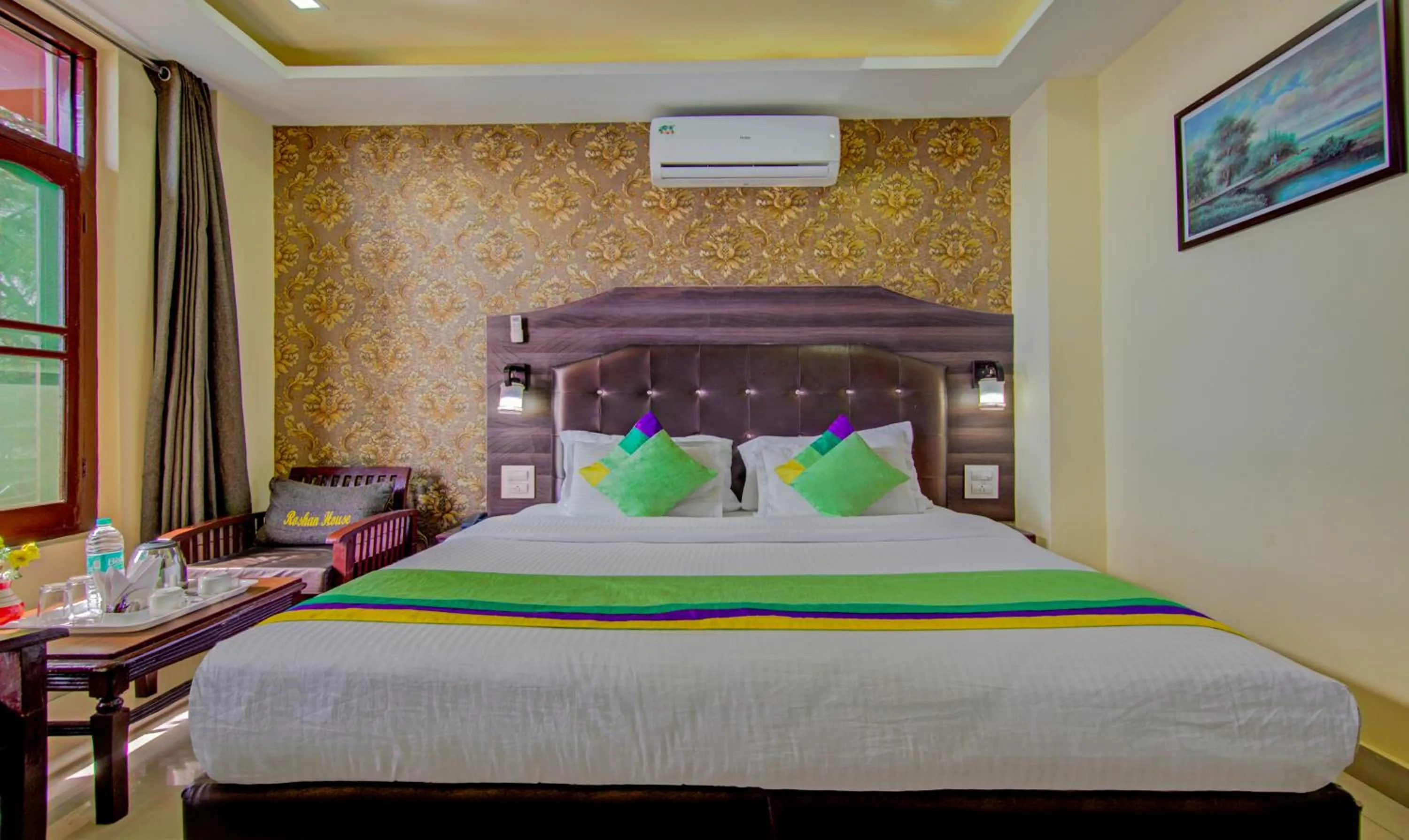 Deluxe Double Room in 'Treebo Roshan House with Valley View