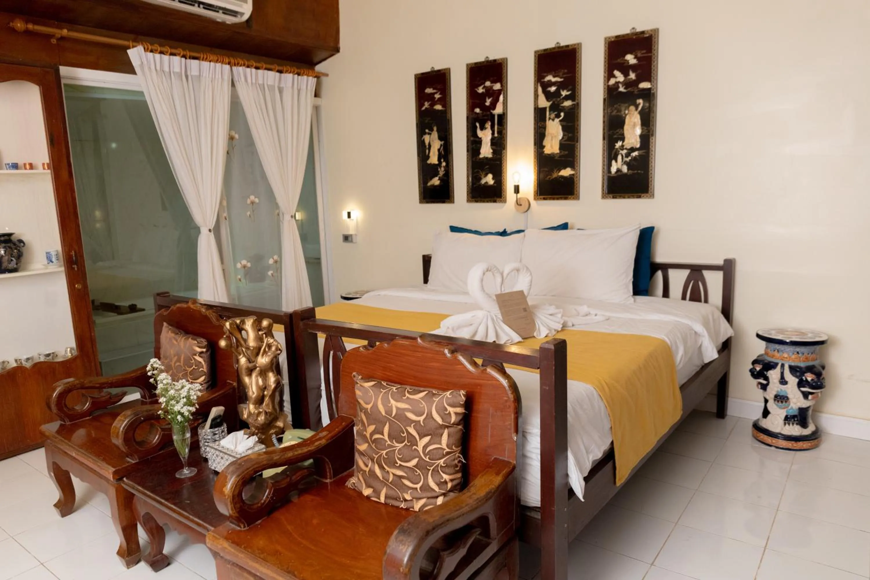 Suite with Hot Tub in The Antique Riverside Resort