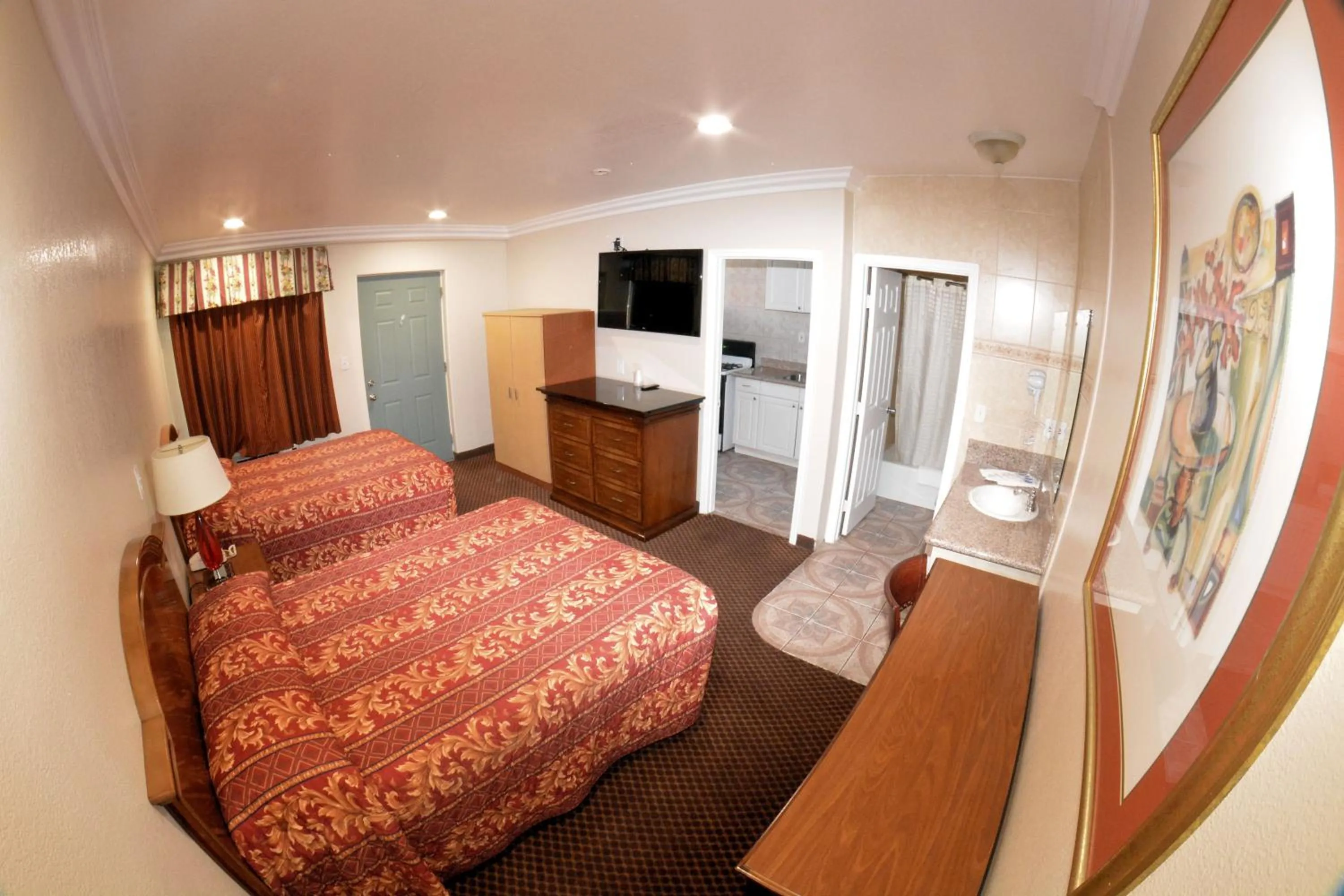 Deluxe Double Room with Two Double Beds and Kitchen in The Palace Inn