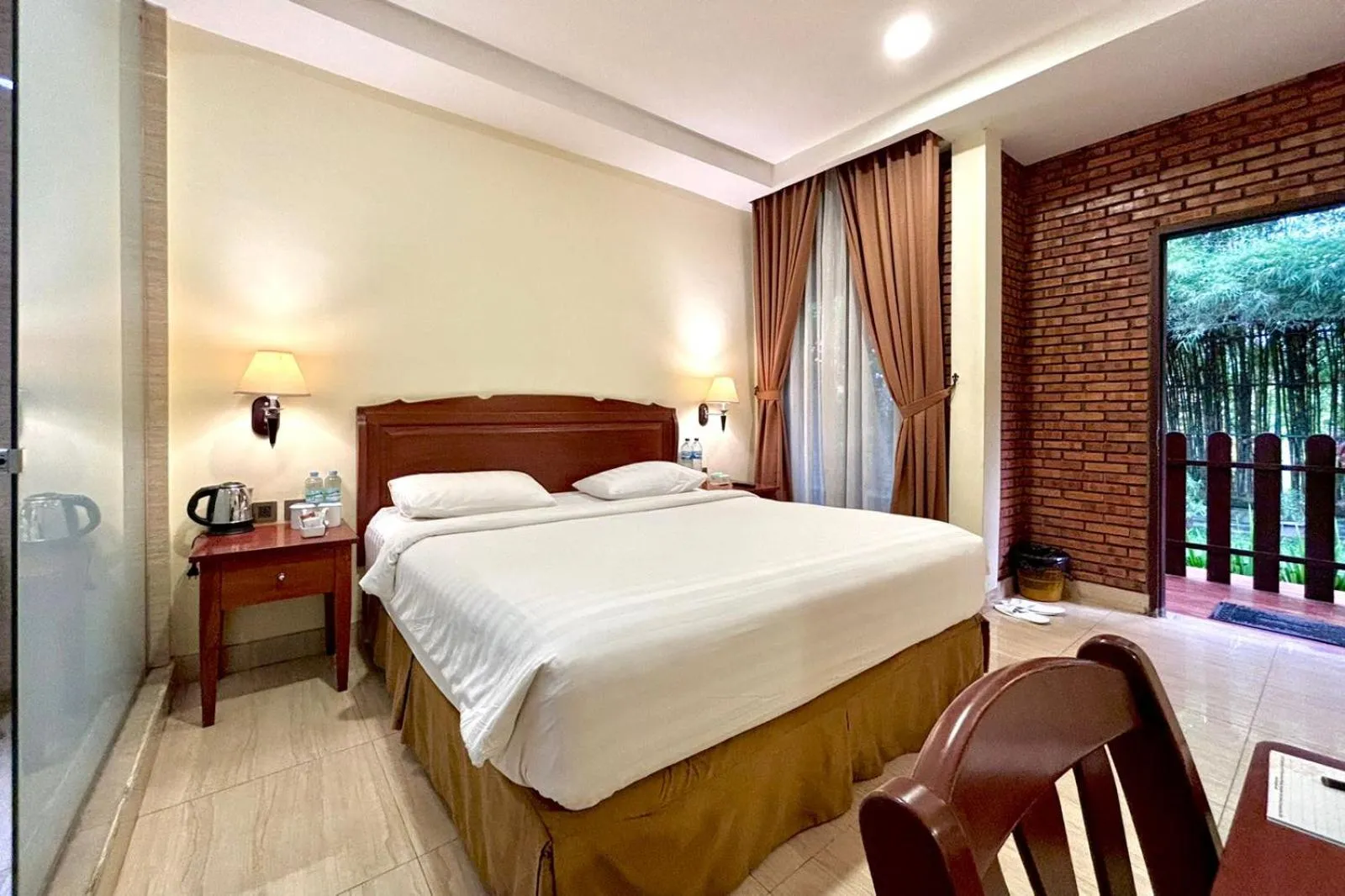 Cottage Queen Room in Thong's Inn Hotel Kualanamu