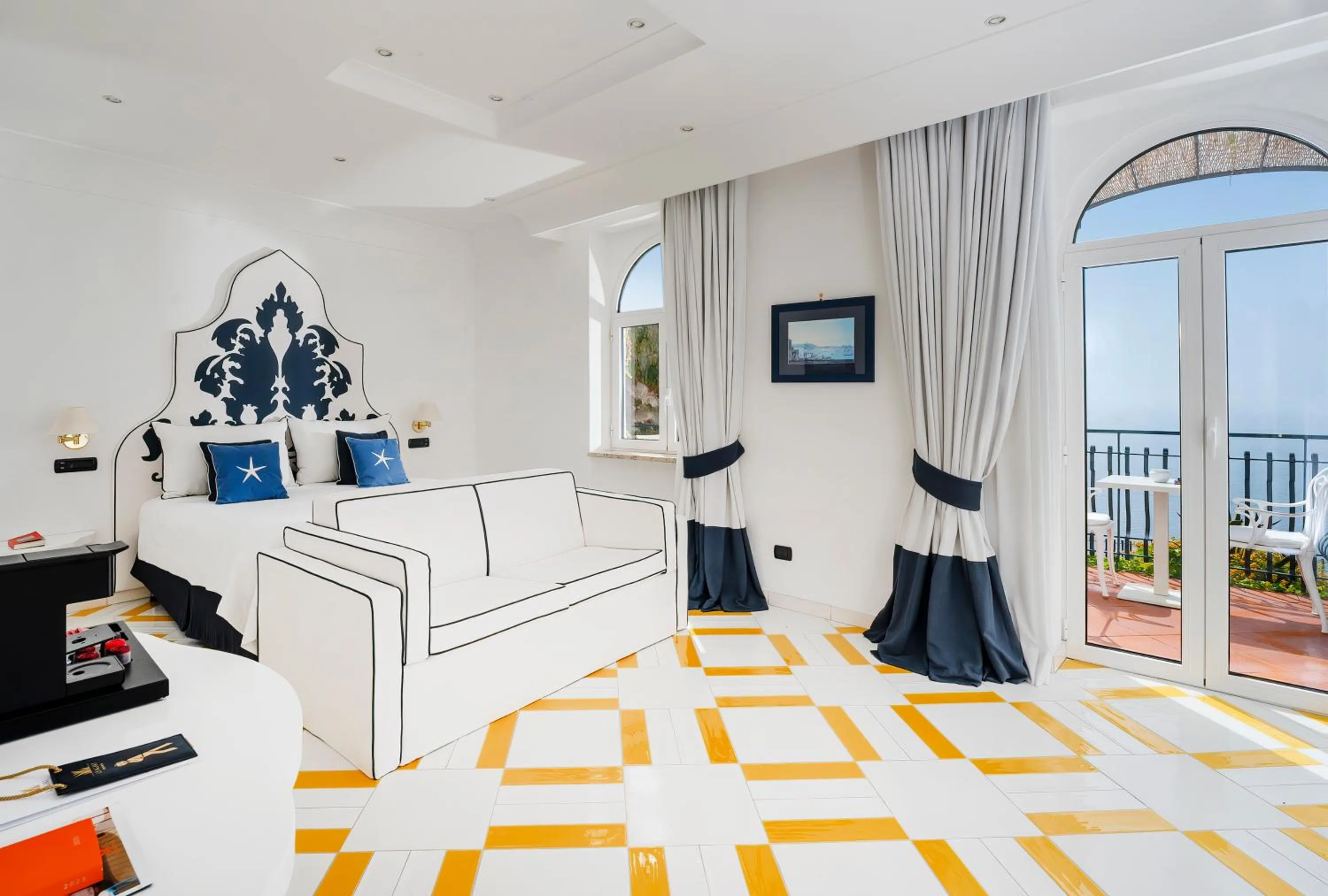 Deluxe Double Room with Terrace and Sea View in Hotel Le Agavi