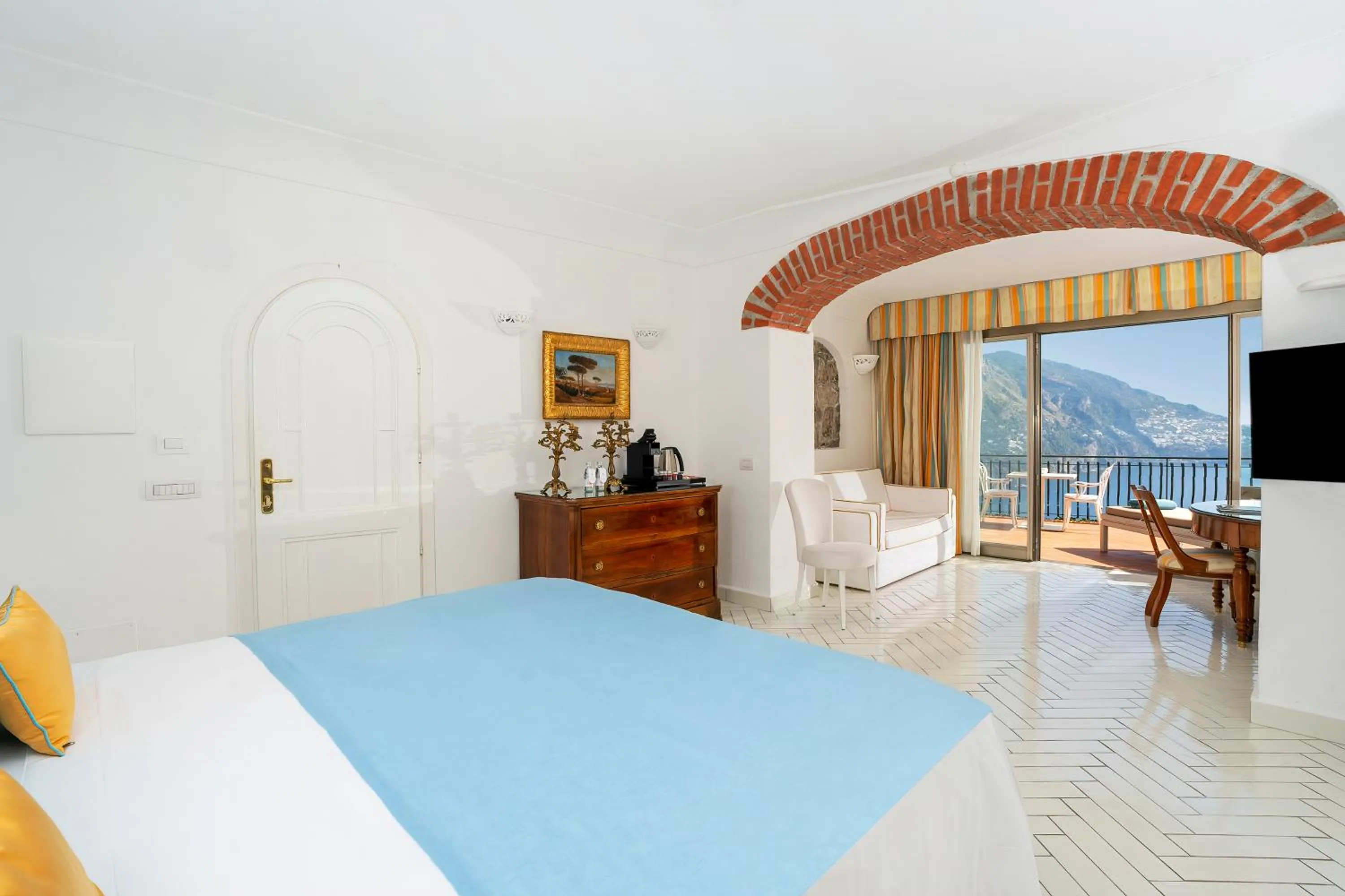 Suite with Terrace and Sea View in Hotel Le Agavi