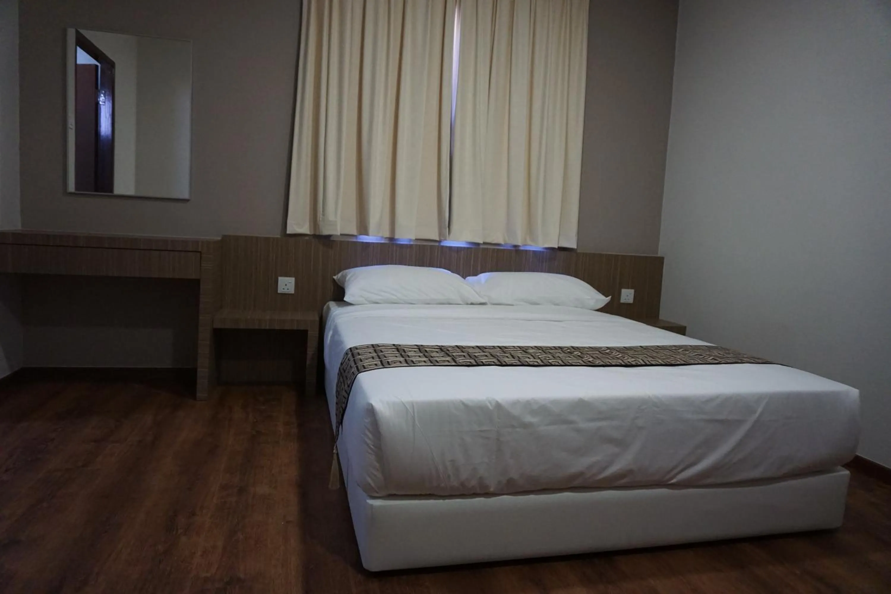 Deluxe Queen Room in Yew Hotel