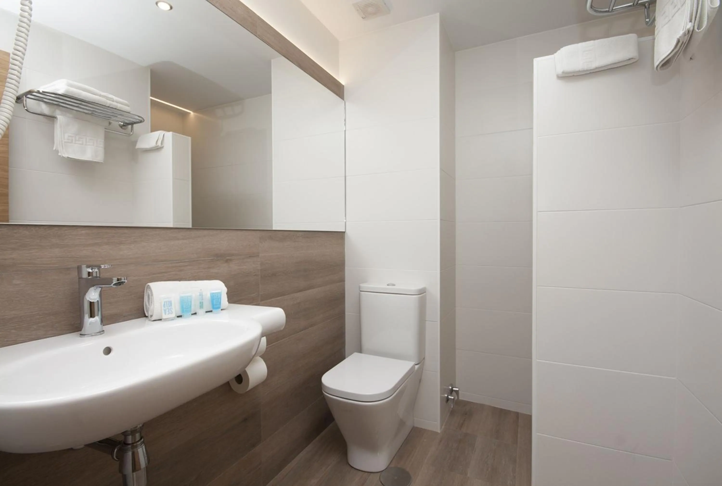 Twin Room with Pool View with Extra Bed  in Hotel Perla