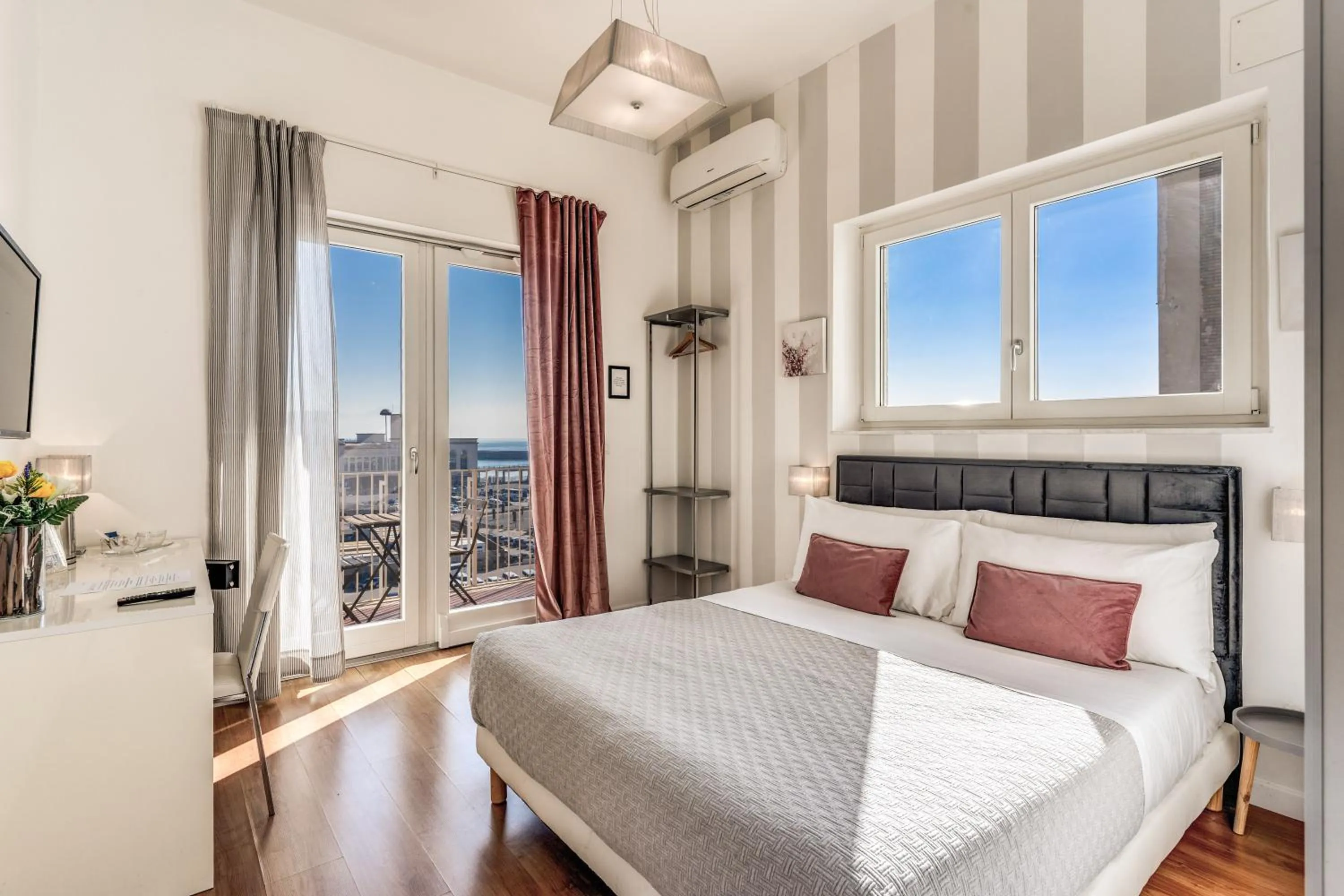 Deluxe Double Room with Balcony and Sea View - single occupancy in Napoli Great View B&B