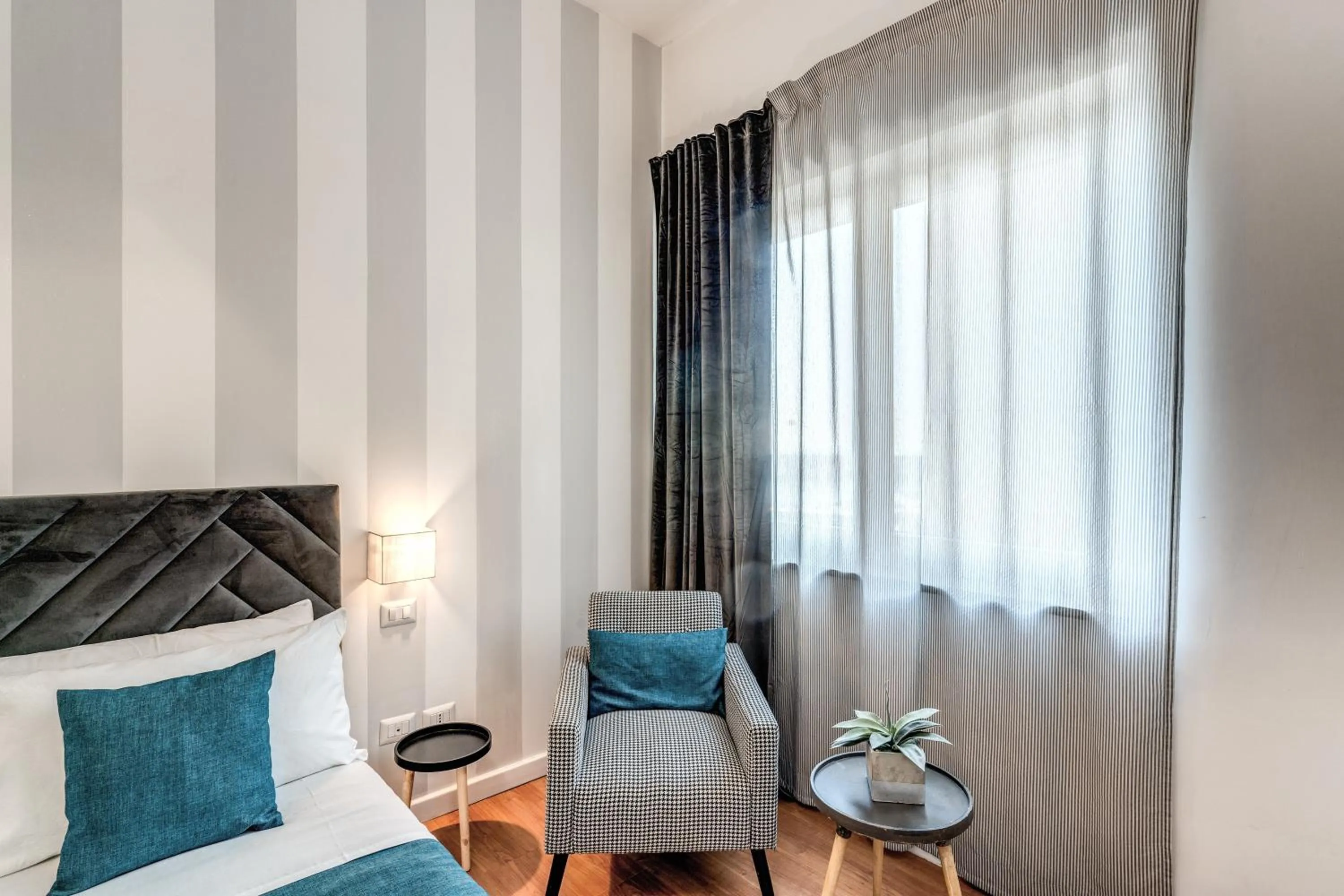 Deluxe Double Room with Side Sea View - single occupancy in Napoli Great View B&B