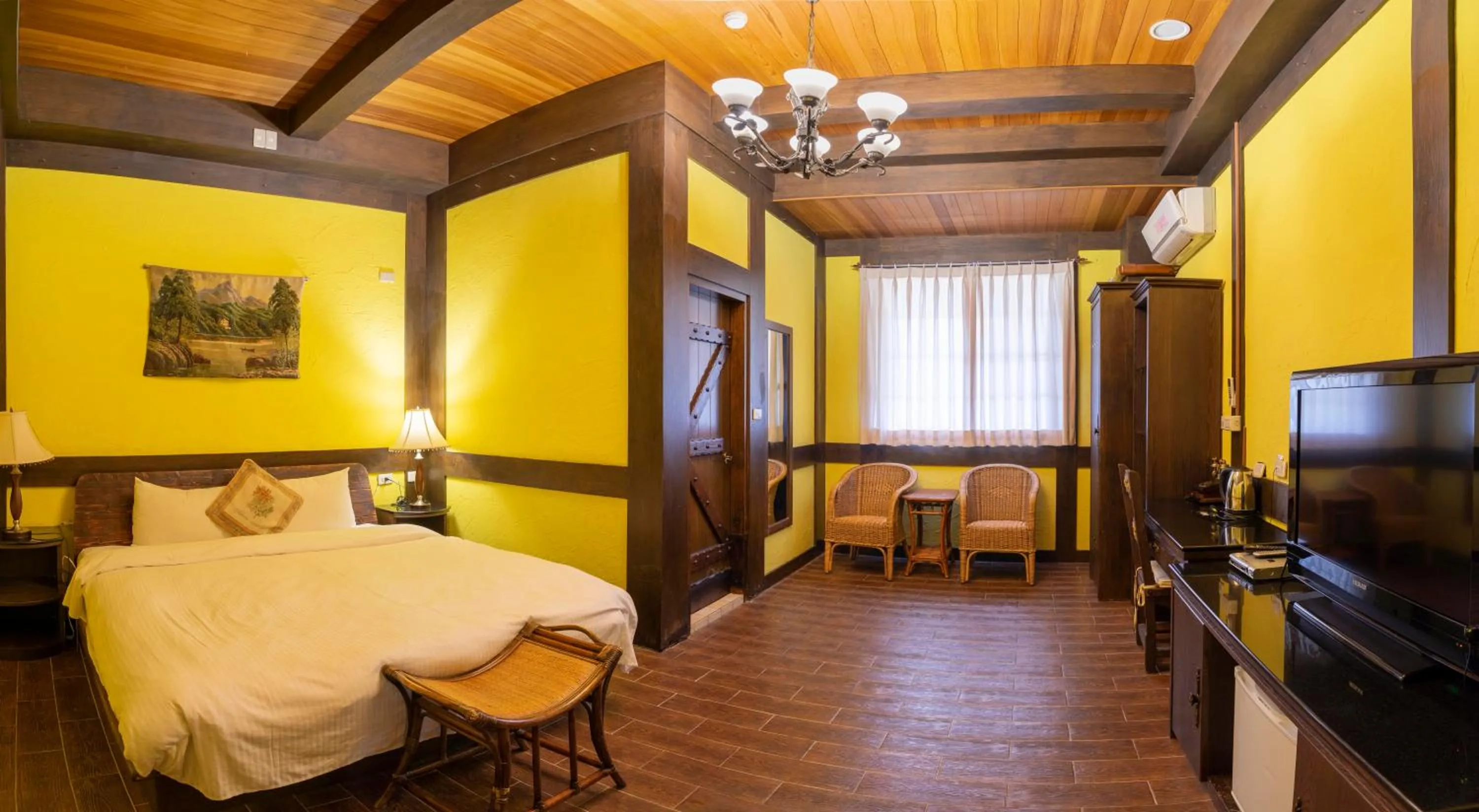 Large Double Room in Provence Rose Lodge