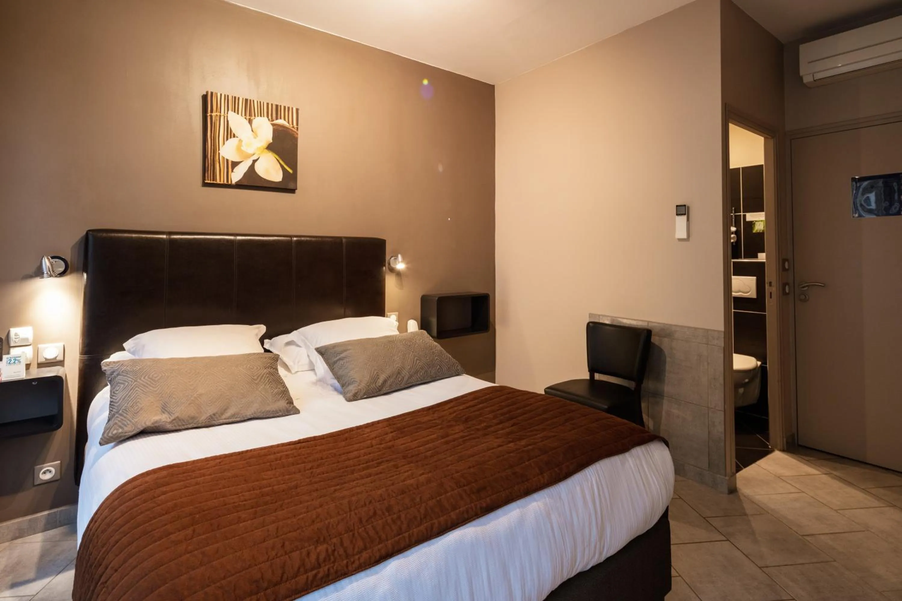 Double Room in Logis Hôtel Restaurant de la Paix