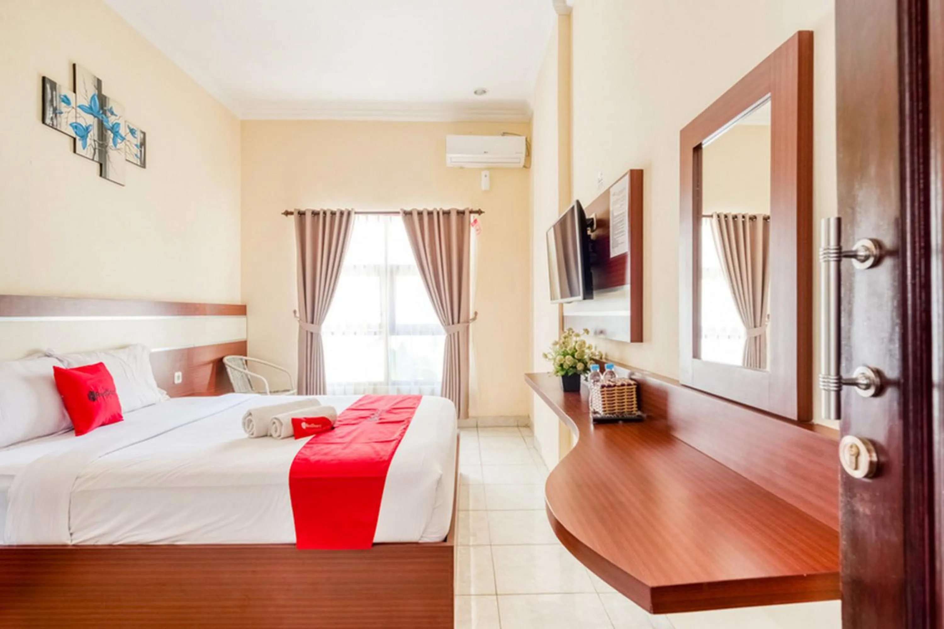Deluxe Room in RedDoorz Syariah @ Jalan Simpang Gajayana