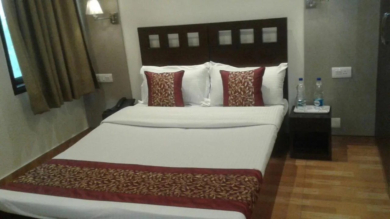 Deluxe Room in Pamposh Guest House GK II Market