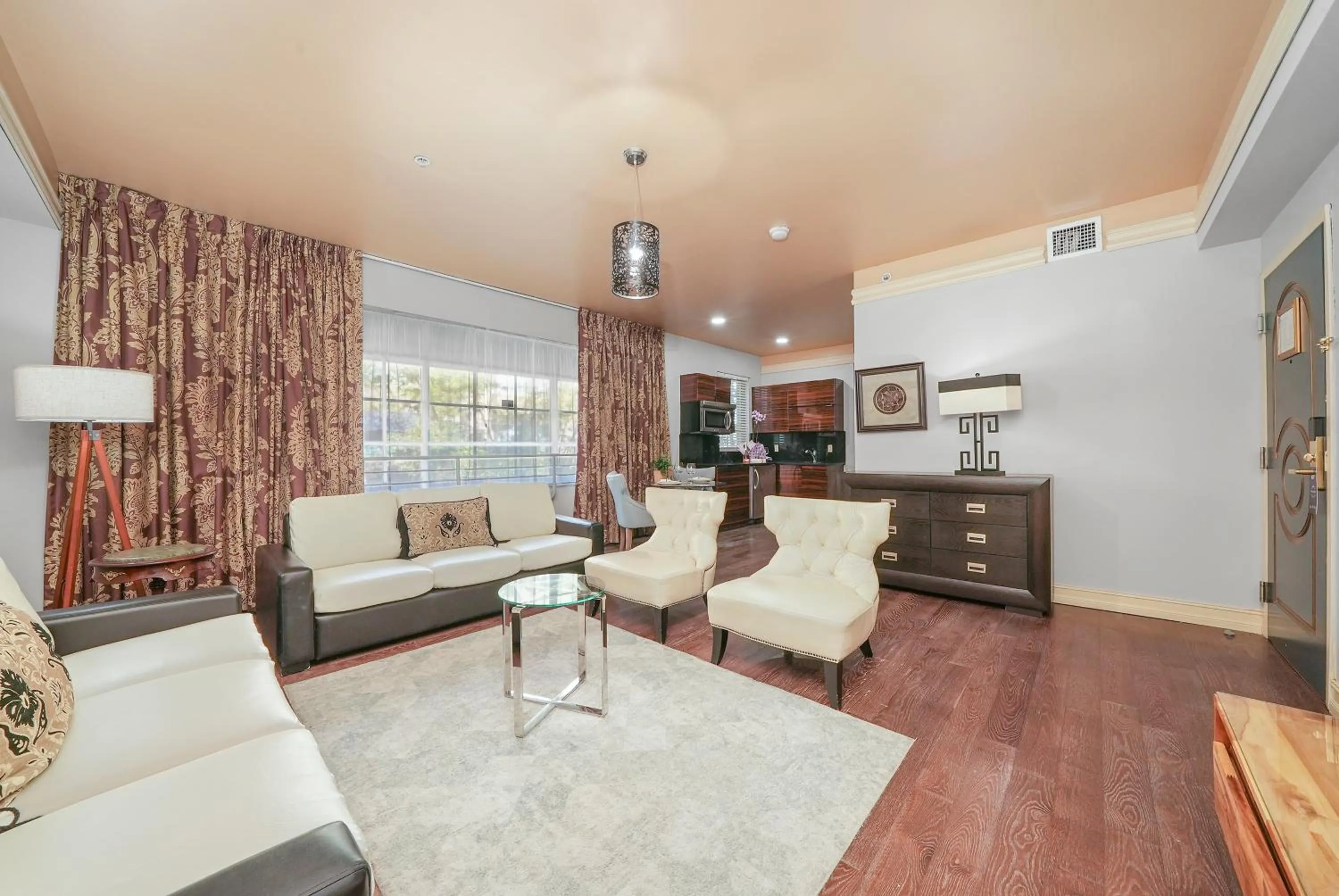 Deluxe One Bedroom King Suite in Riviera Suites